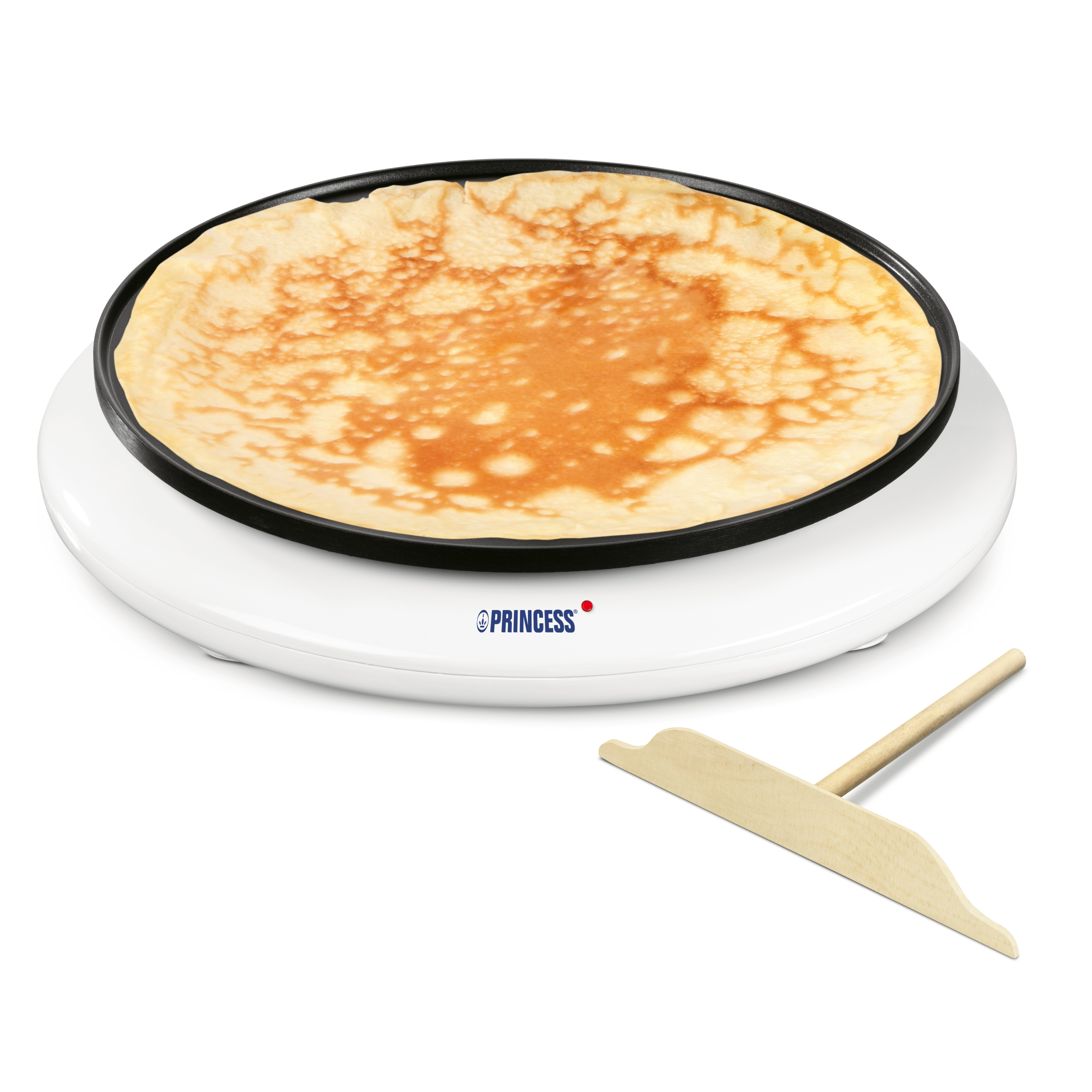 Una macchina per crepe bianca e nera, con una crepe cotta sopra e uno spargitore in legno accanto.