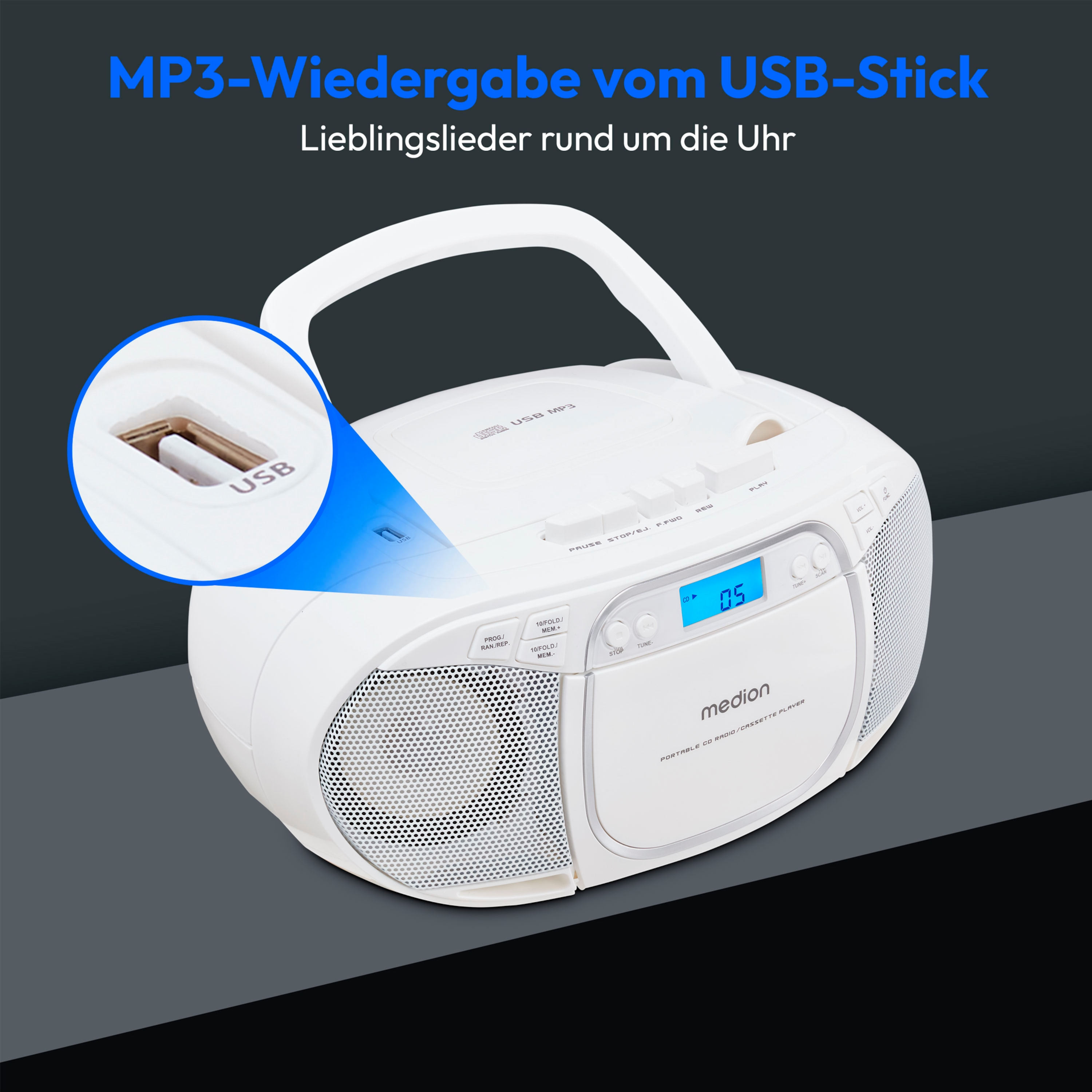 Weißes tragbares Radio. Der USB-Anschluss ist geöffnet. Der Bildschirm ist blau. Der Hintergrund ist dunkelblau.