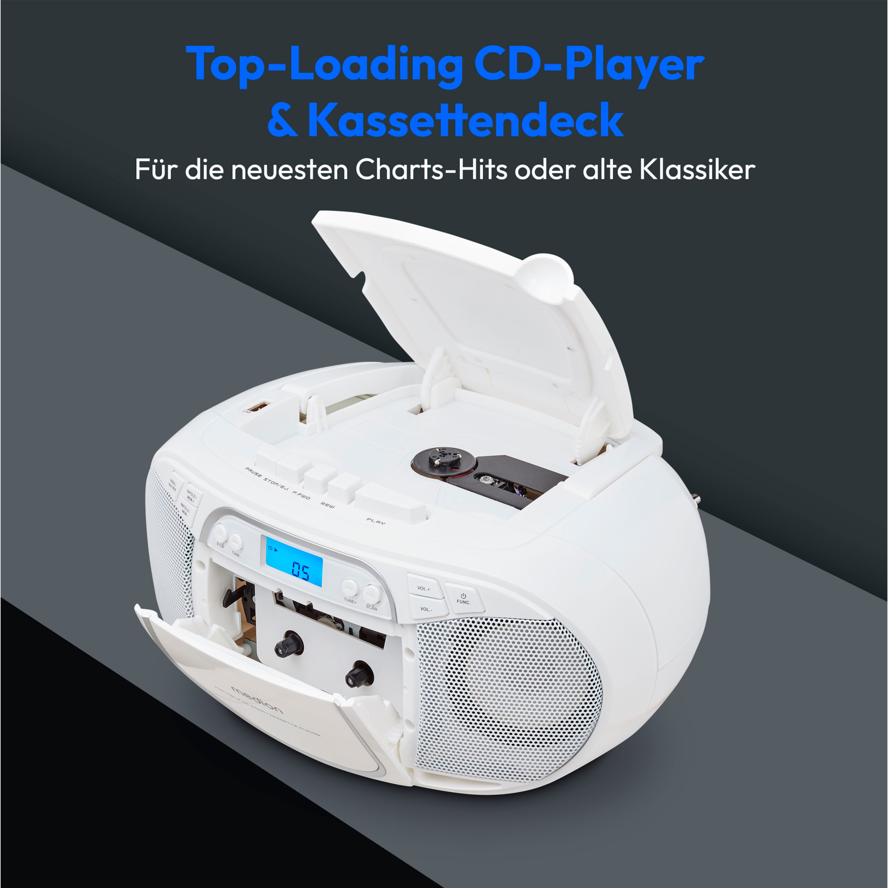Ein weißes Radio mit Kassettenspieler. Der offene Spieler zeigt eine Kassette.