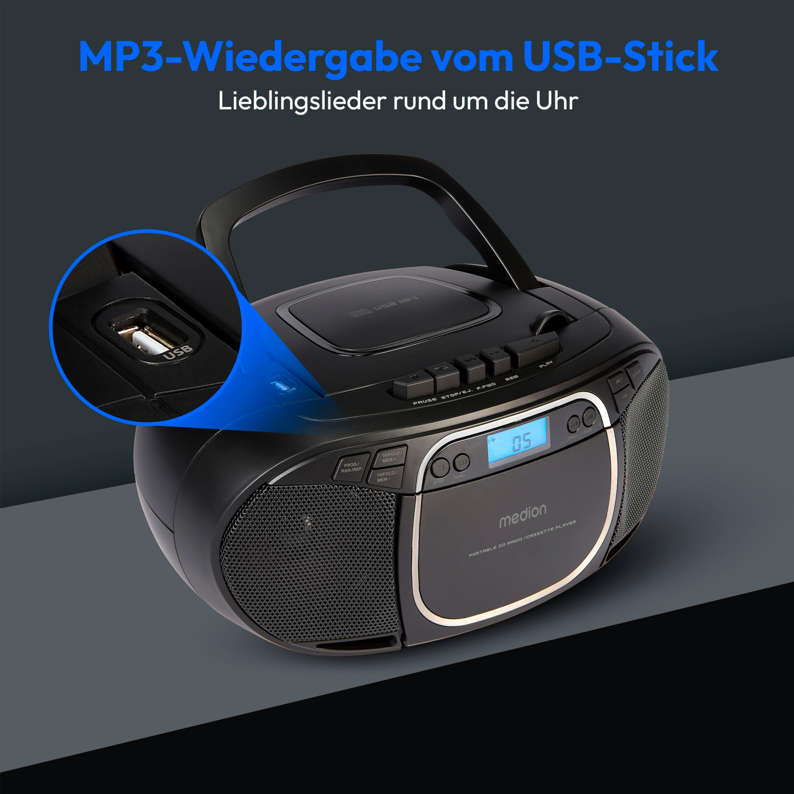 Schwarze Boombox mit USB-Anschluss, Display und Knöpfen. Das blau beleuchtete Display zeigt '05'.