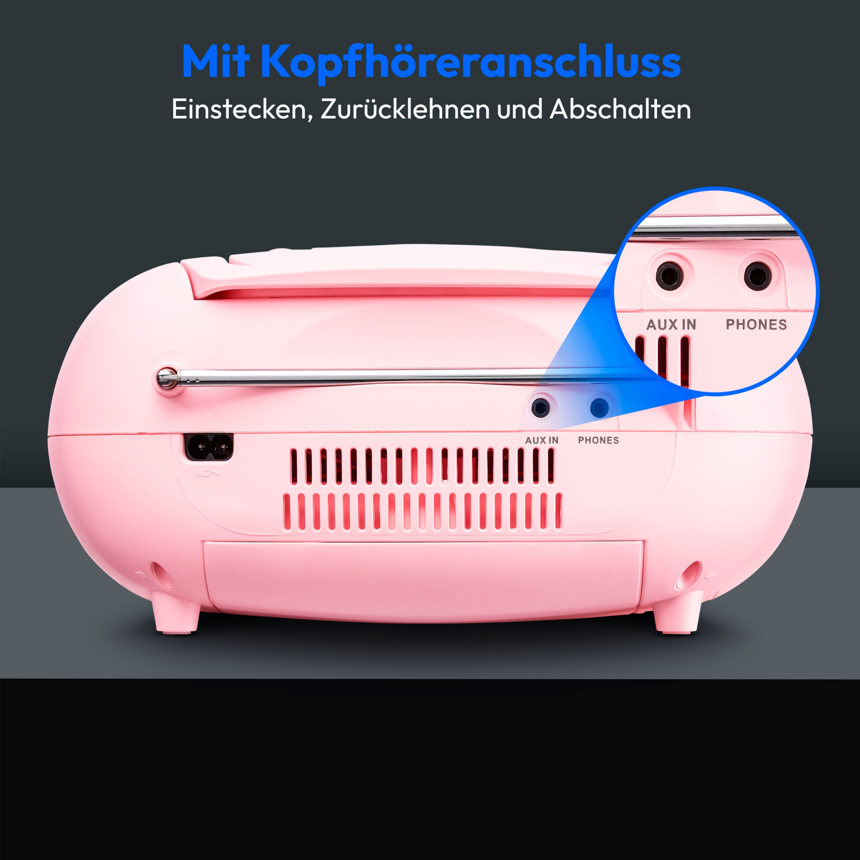 Ein rosa Retro-Radio mit Kopfhöreranschlüssen, isoliert, zeigt die Rückseite des Geräts.