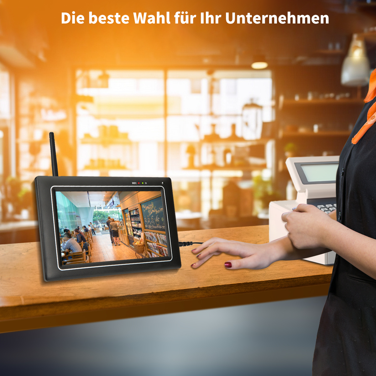 Die Hand einer Person, die auf einen Monitor zeigt.