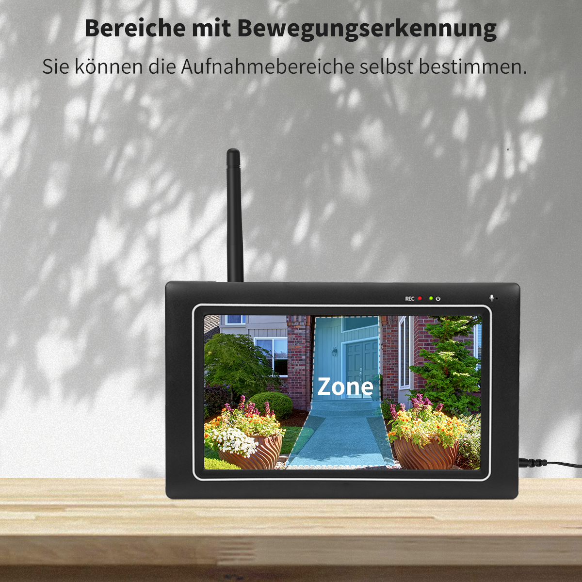Überwachungskamera-Monitor mit Hauseingang, umgeben von Blumen.