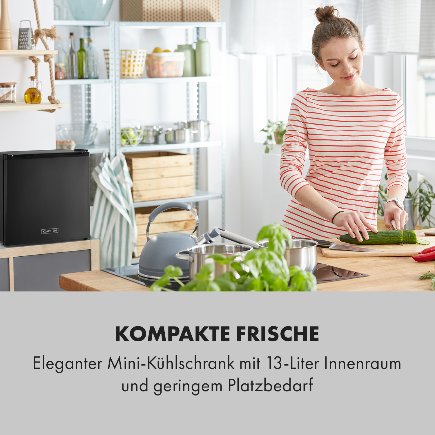 Una donna con una camicia a righe in cucina, prepara il cibo vicino a un mini-frigorifero.