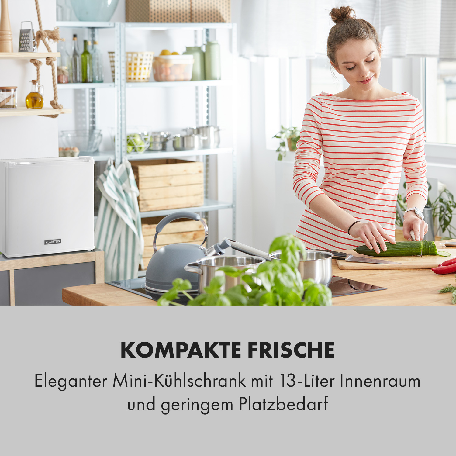 Frau in der Küche schneidet Gemüse. Minikühlschrank und Regale im Hintergrund. Text-Overlay.