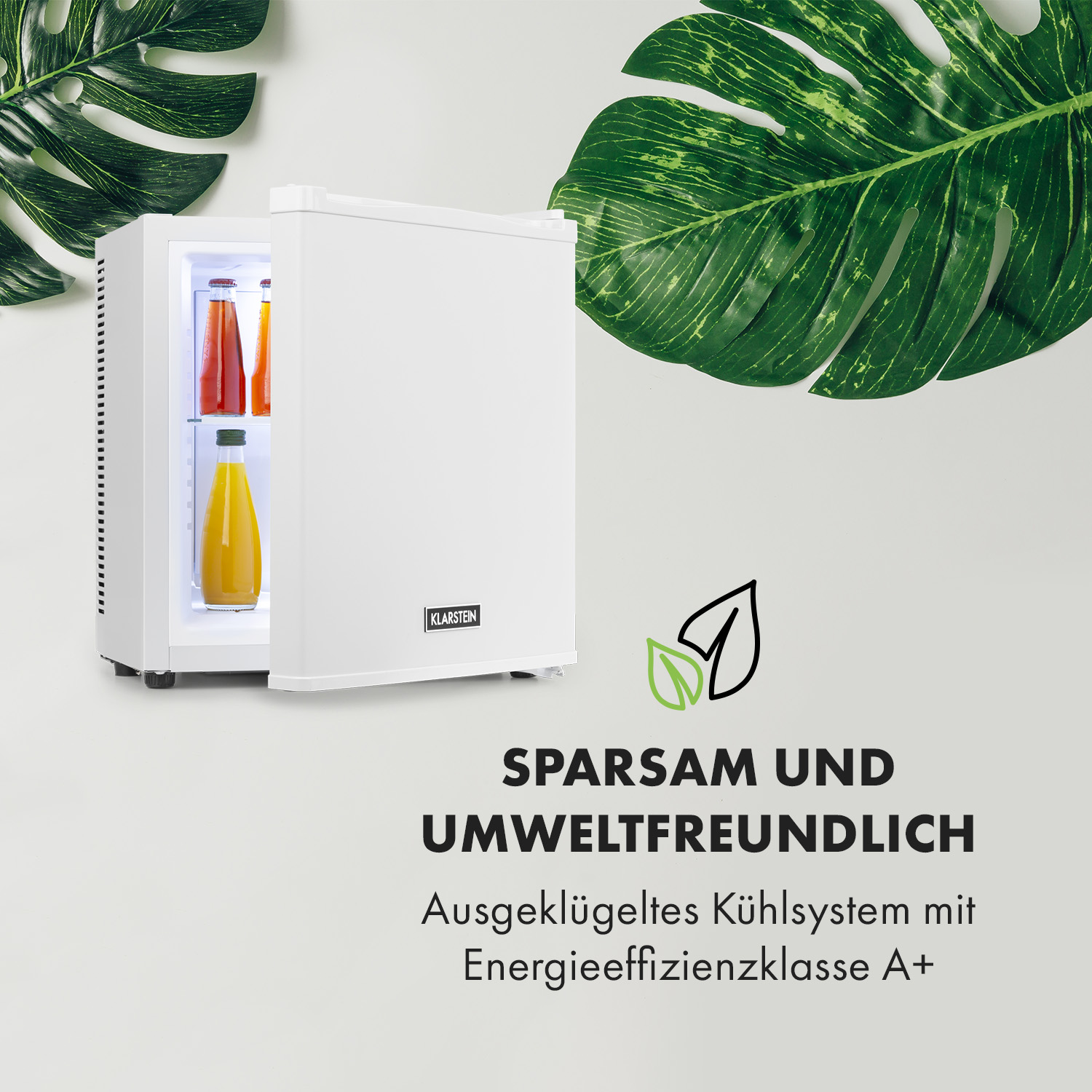 Weißer Mini-Kühlschrank, Tür offen, mit Flaschen darin. Grüne Blätter und Text im Hintergrund.