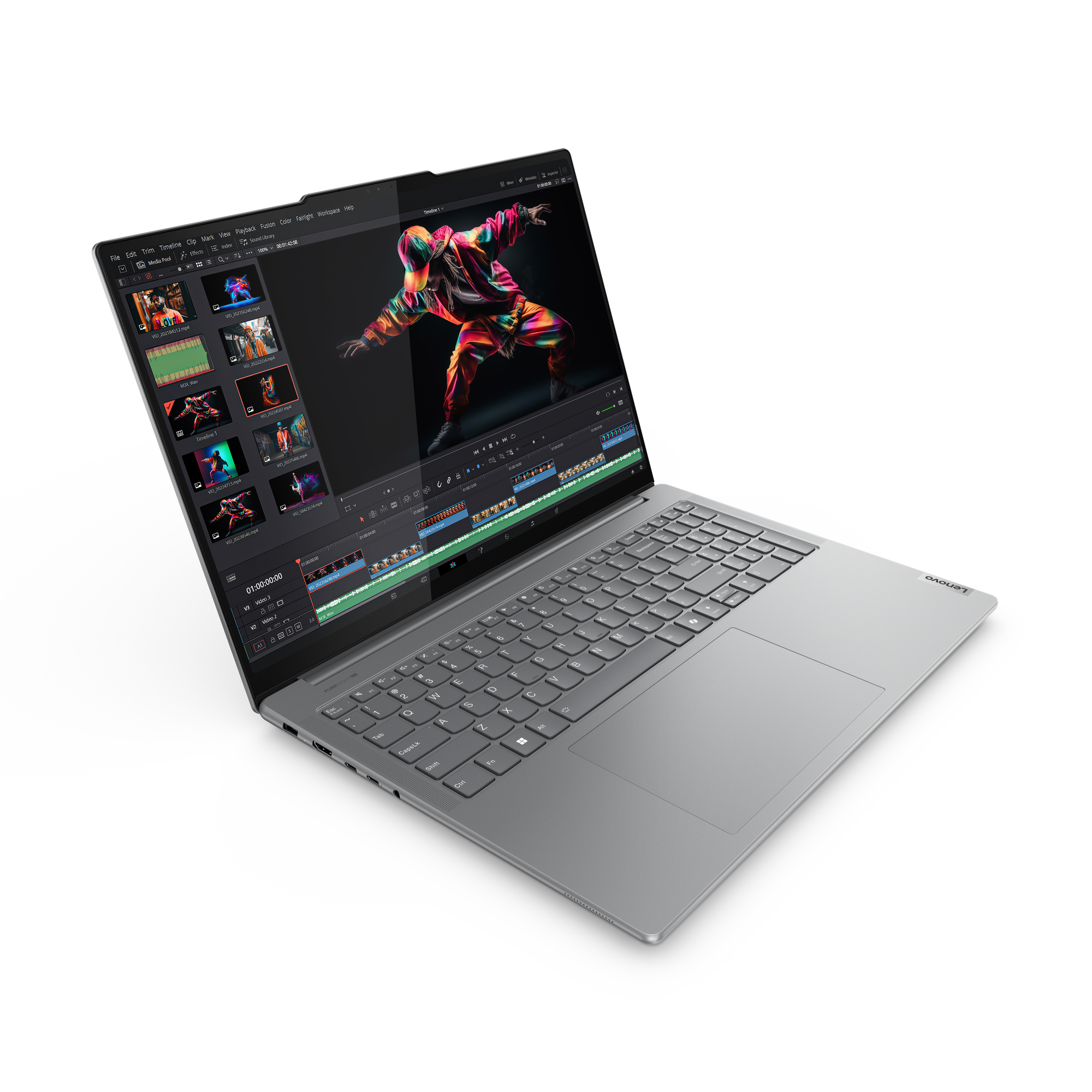 Silberner Laptop, geöffnet auf einer weißen Oberfläche, zeigt eine farbenfrohe Videoschnittsoftware-Oberfläche.