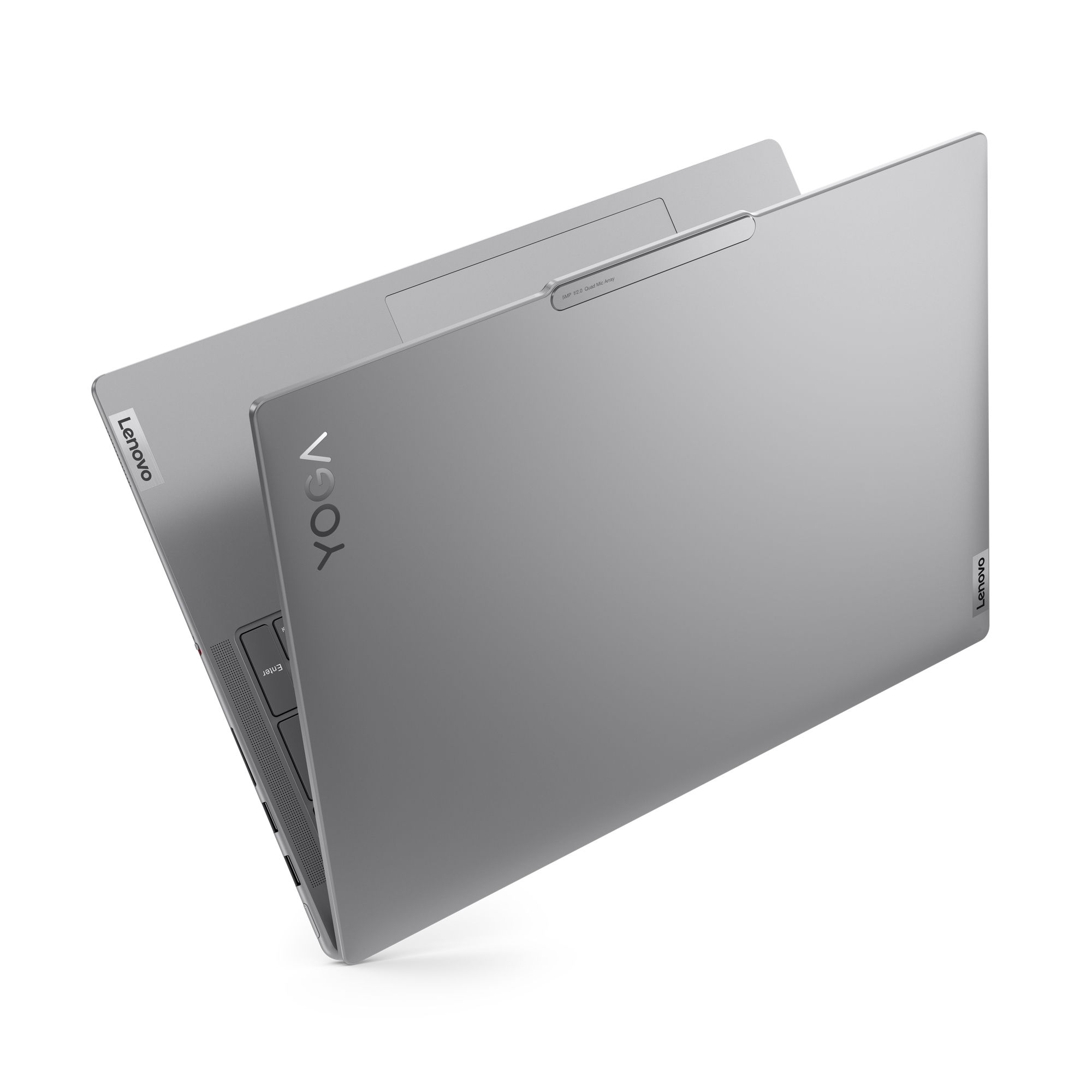Silberner Laptop mit Lenovo-Logo oben links. Der Bildschirm ist geschlossen. Schräge Ansicht.