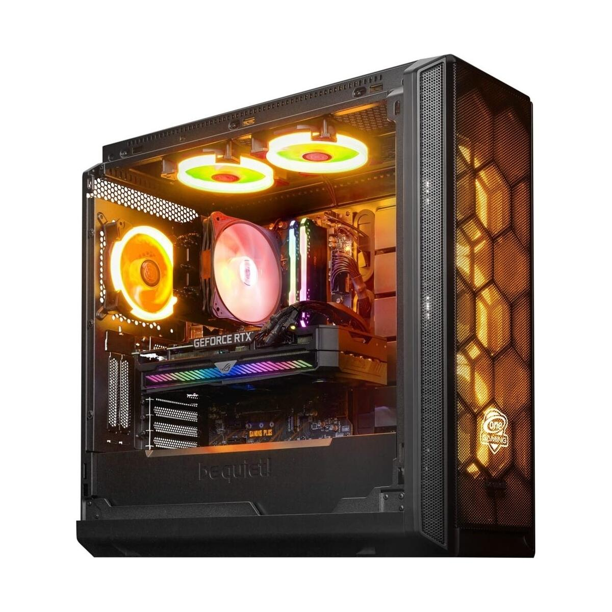 Ein Gaming-PC-Gehäuse mit orangefarbenen Lichtern und Lüftern und einer Glas-Seitenwand.