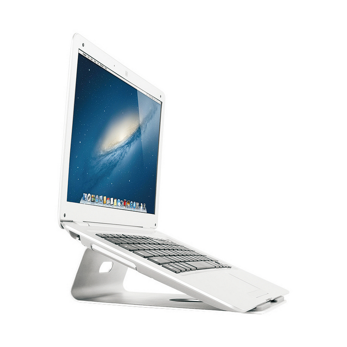 Weißer Laptop auf einem Ständer. Bildschirm zeigt ein Galaxienbild. Weißer Hintergrund.