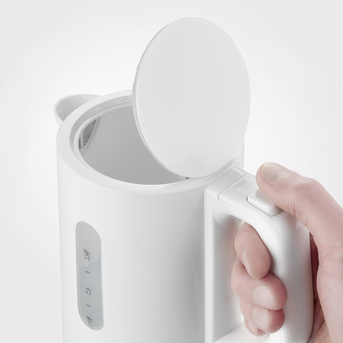 Bouilloire électrique blanche tenue par une main, couvercle ouvert.