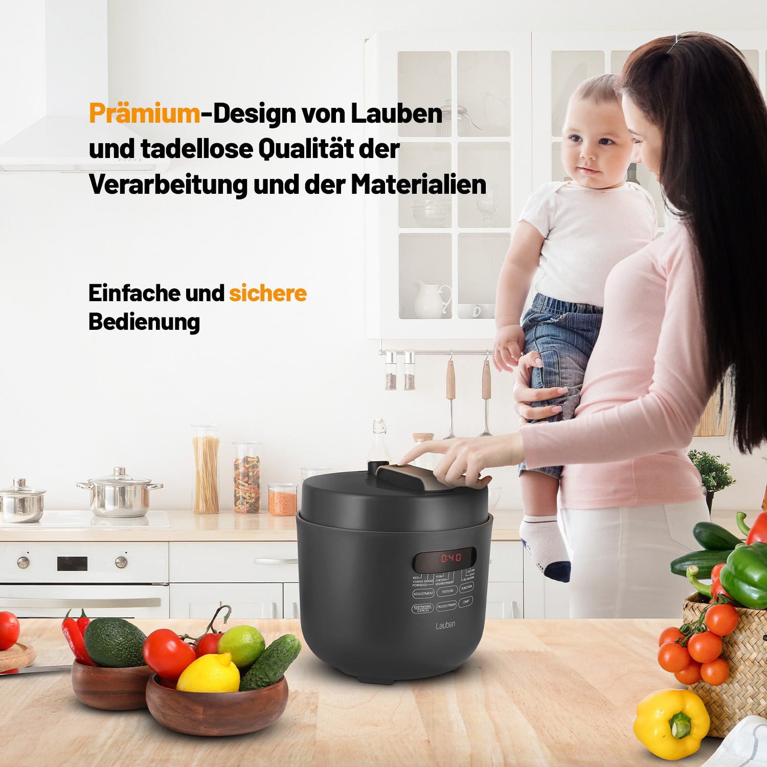 Eine Frau hält ein Baby in der Nähe eines schwarzen Reiskochers auf einer Küchentheke mit Gemüse.