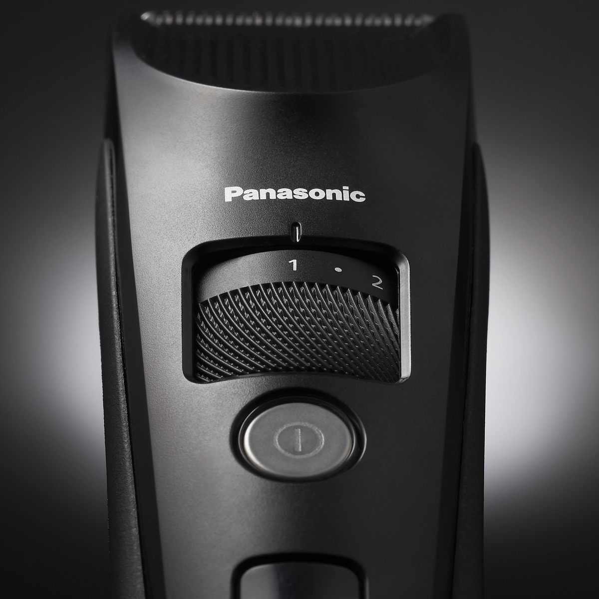 Schwarzer Panasonic Haarschneider. Einstellrad zeigt die Einstellungen 1 und 2. Ein-Aus-Knopf sichtbar.