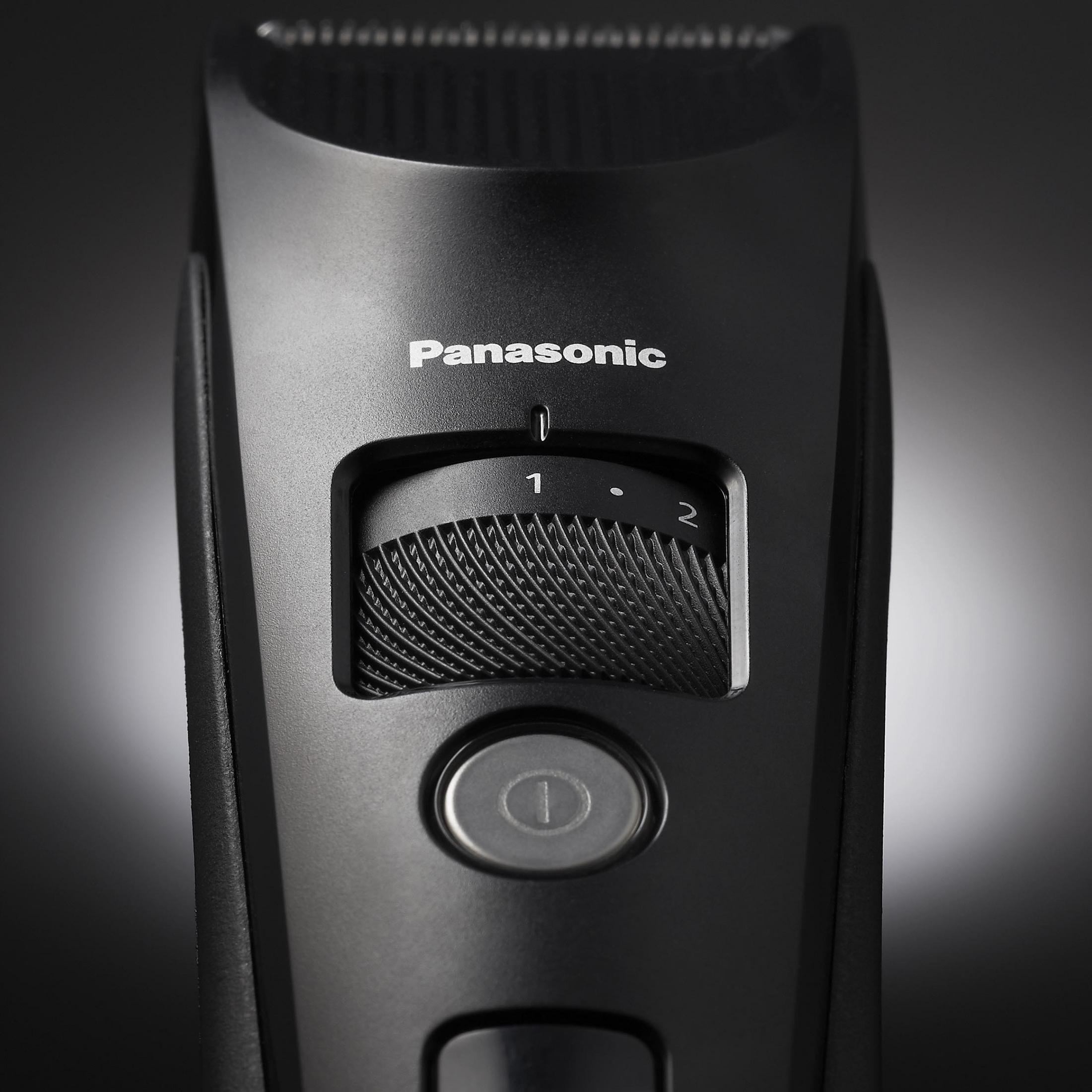 Nahaufnahme eines schwarzen Panasonic Haarschneiders. Er hat ein Rad und einen Ein-Aus-Knopf auf der Vorderseite.
