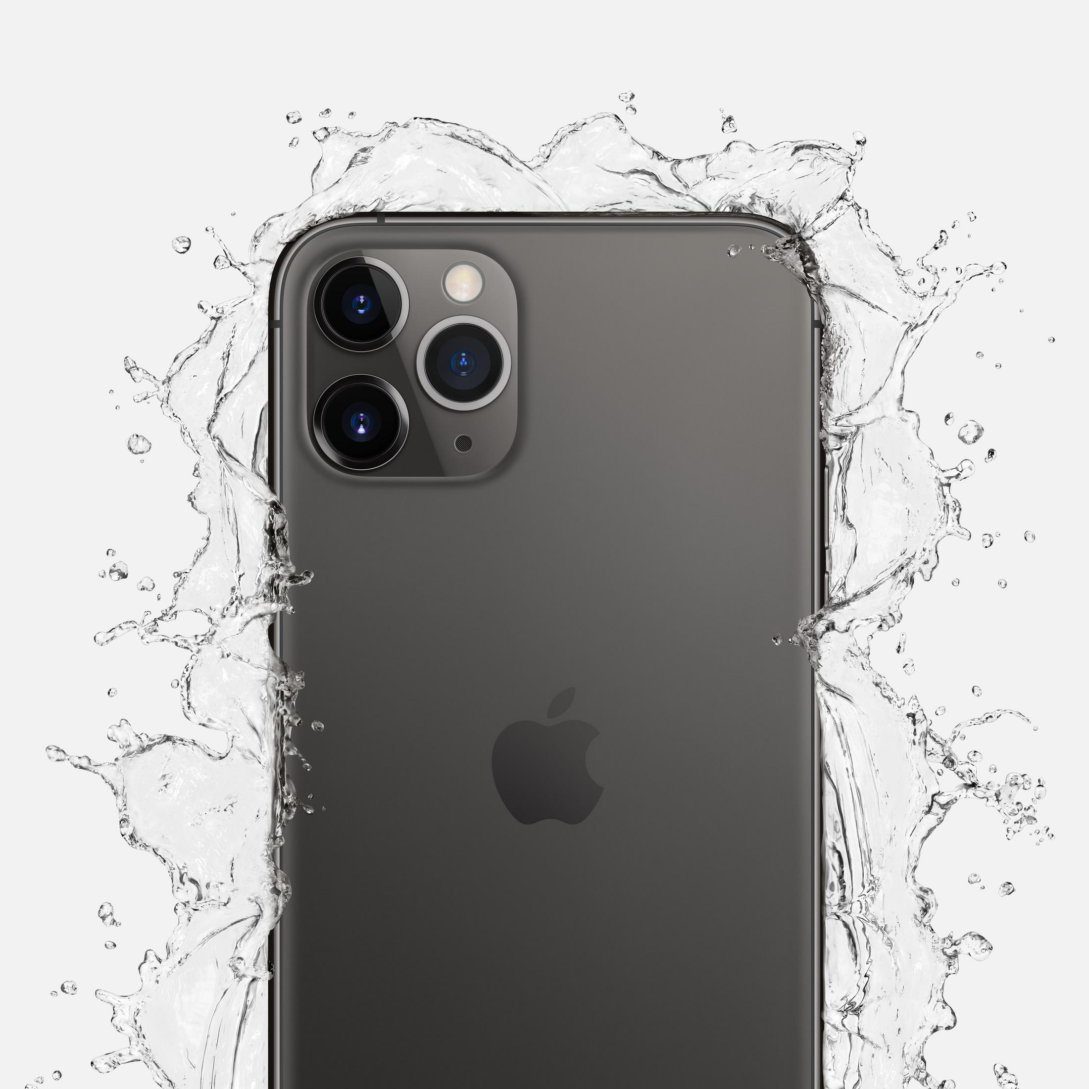 Tył szarego iPhone'a z rozpryskami wody. Widoczne logo Apple. Trzy aparaty z tyłu.