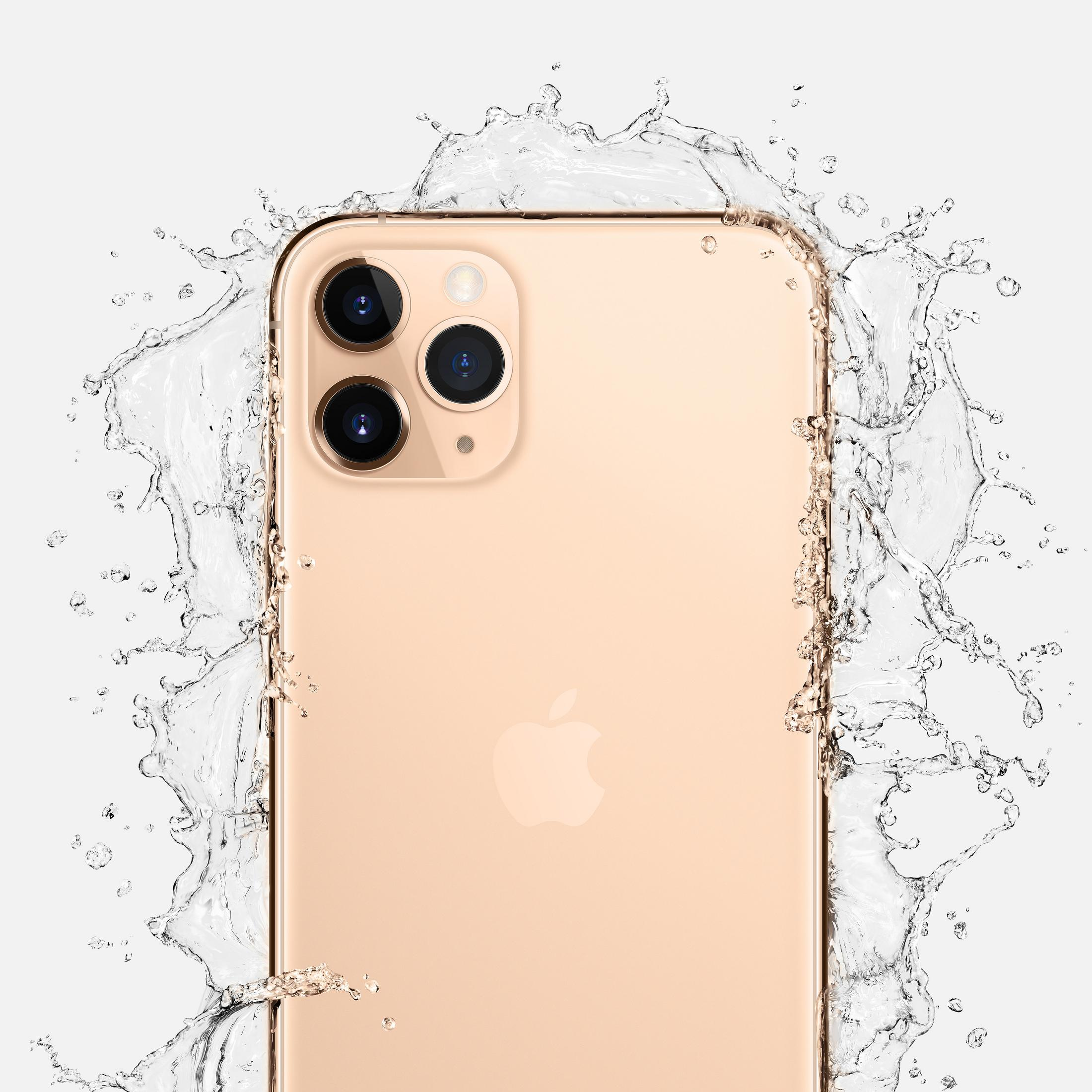 Złoty iPhone 11 Pro z wodą wokół. Białe tło.