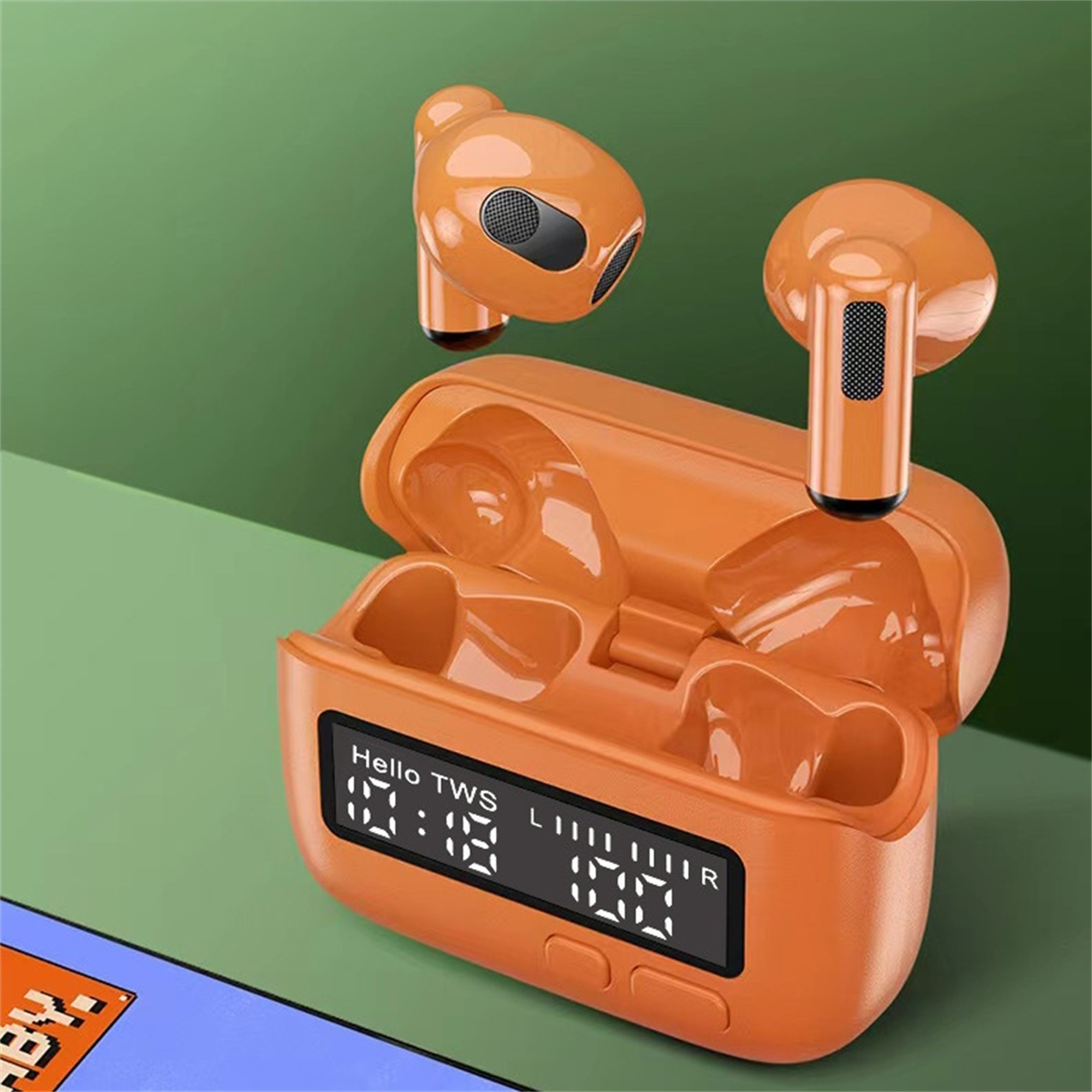 Orange kabellose Ohrhörer in einem Ladecase, mit Digitalanzeige und grünem Hintergrund.
