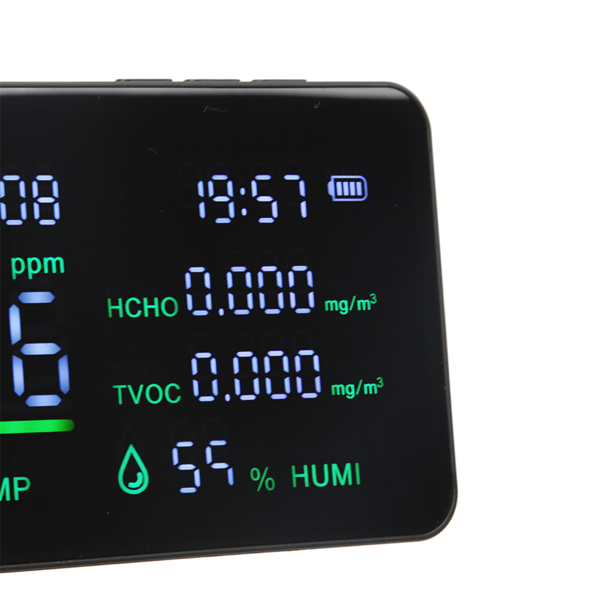 Digitales Display mit Zahlen. Zeigt ppm, HCHO, TVOC und % HUMI an. Weißer Hintergrund.