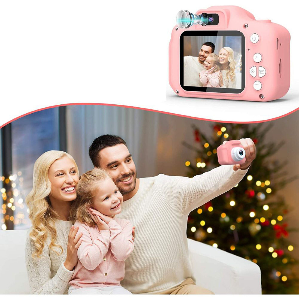Eine Familie macht ein Selfie mit einer rosa Kamera, mit einem Weihnachtsbaum im Hintergrund.