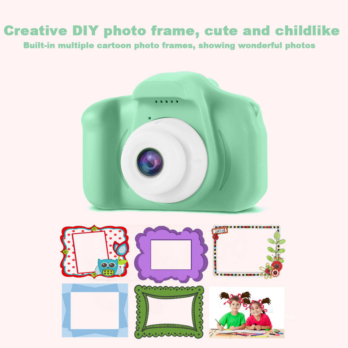 Eine grüne Spielzeugkamera mit Fotorahmen auf rosa Hintergrund, mit zwei Kindern.