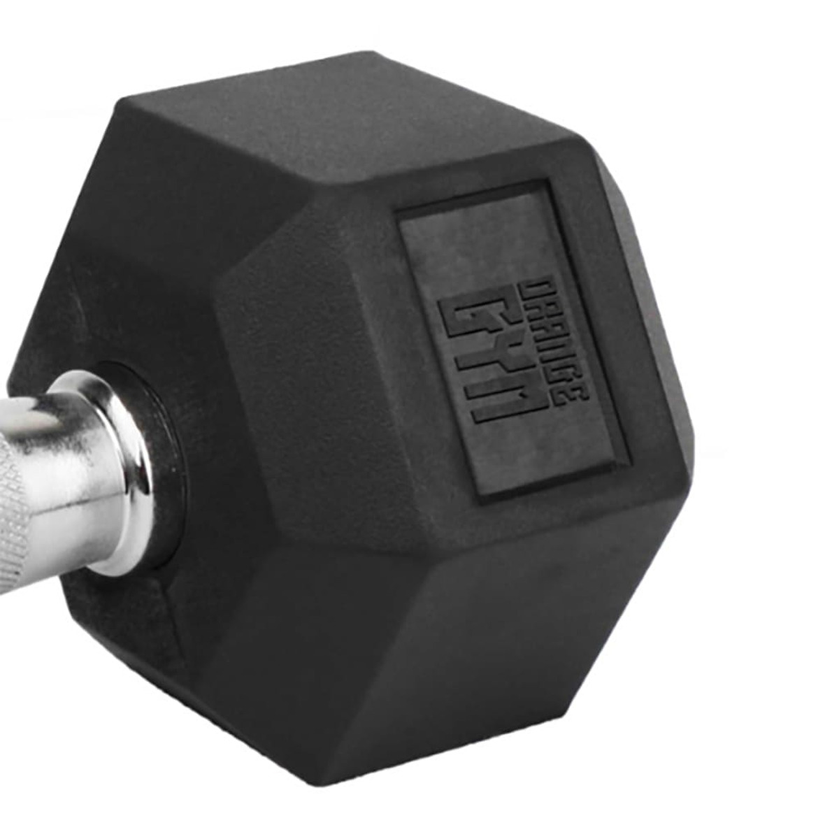 Schwarze Hex-Hantel mit grauem Griff. Auf der Hantel steht das Wort GYM. Weißer Hintergrund.