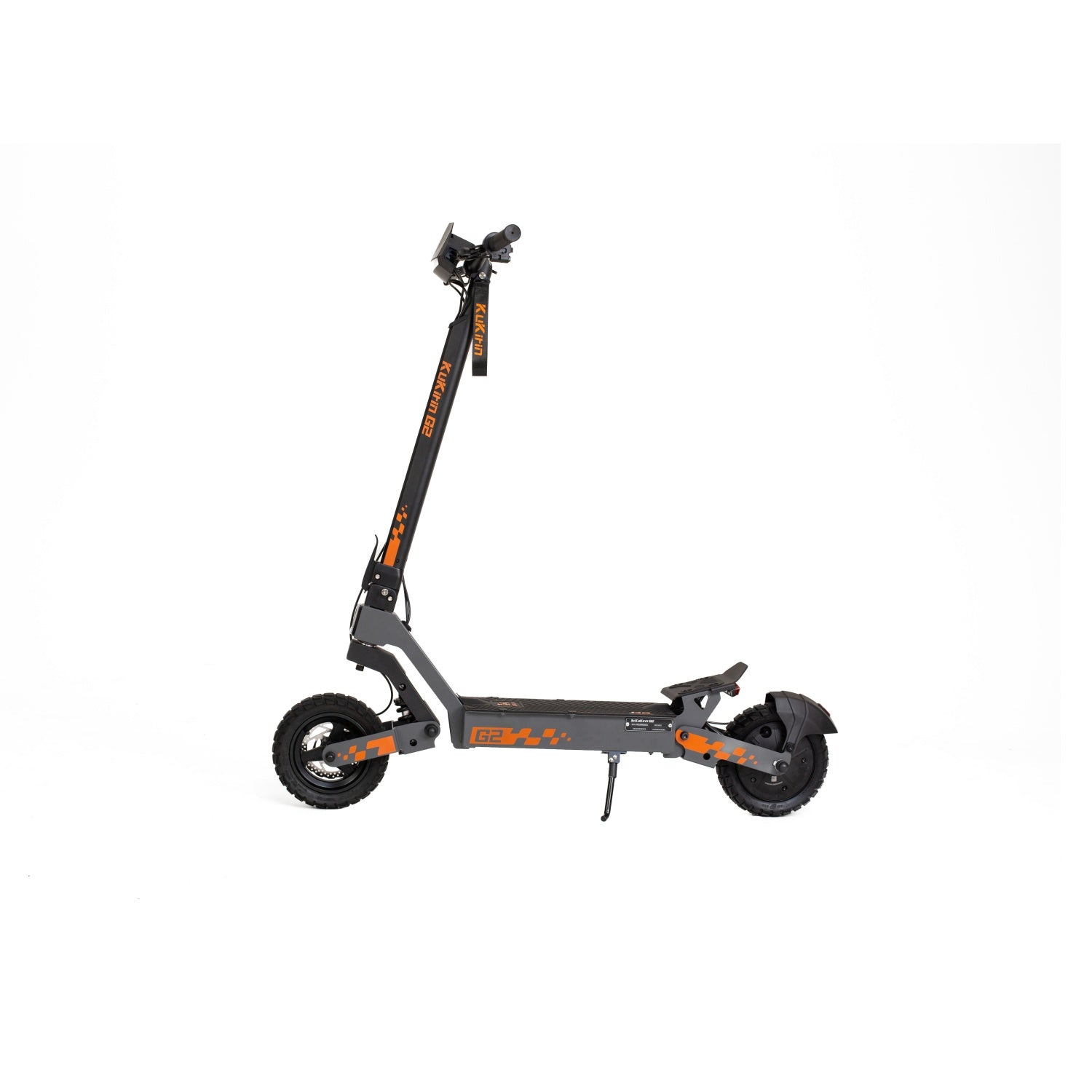 Scooter elettrico grigio e arancione. È appoggiato su una superficie bianca.