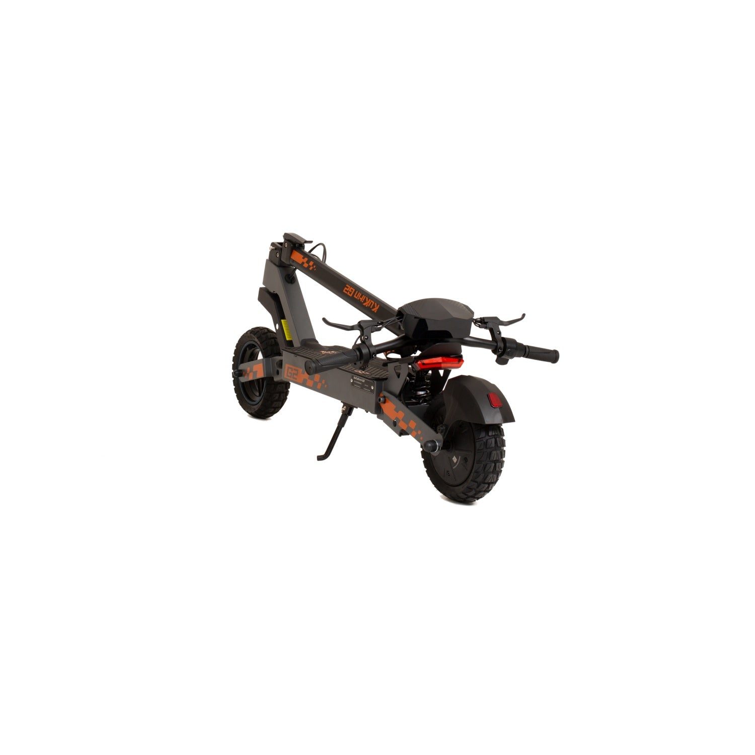 Scooter elettrico grigio su sfondo bianco. Ha dettagli arancioni e un manubrio nero.