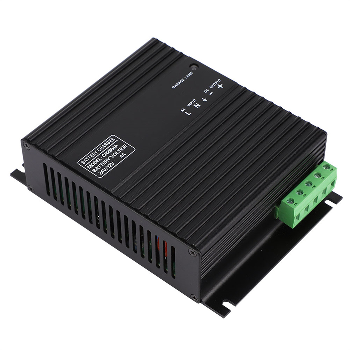 Schwarzes Batterieladegerät mit grünen Anschlüssen und Aufkleber oben.