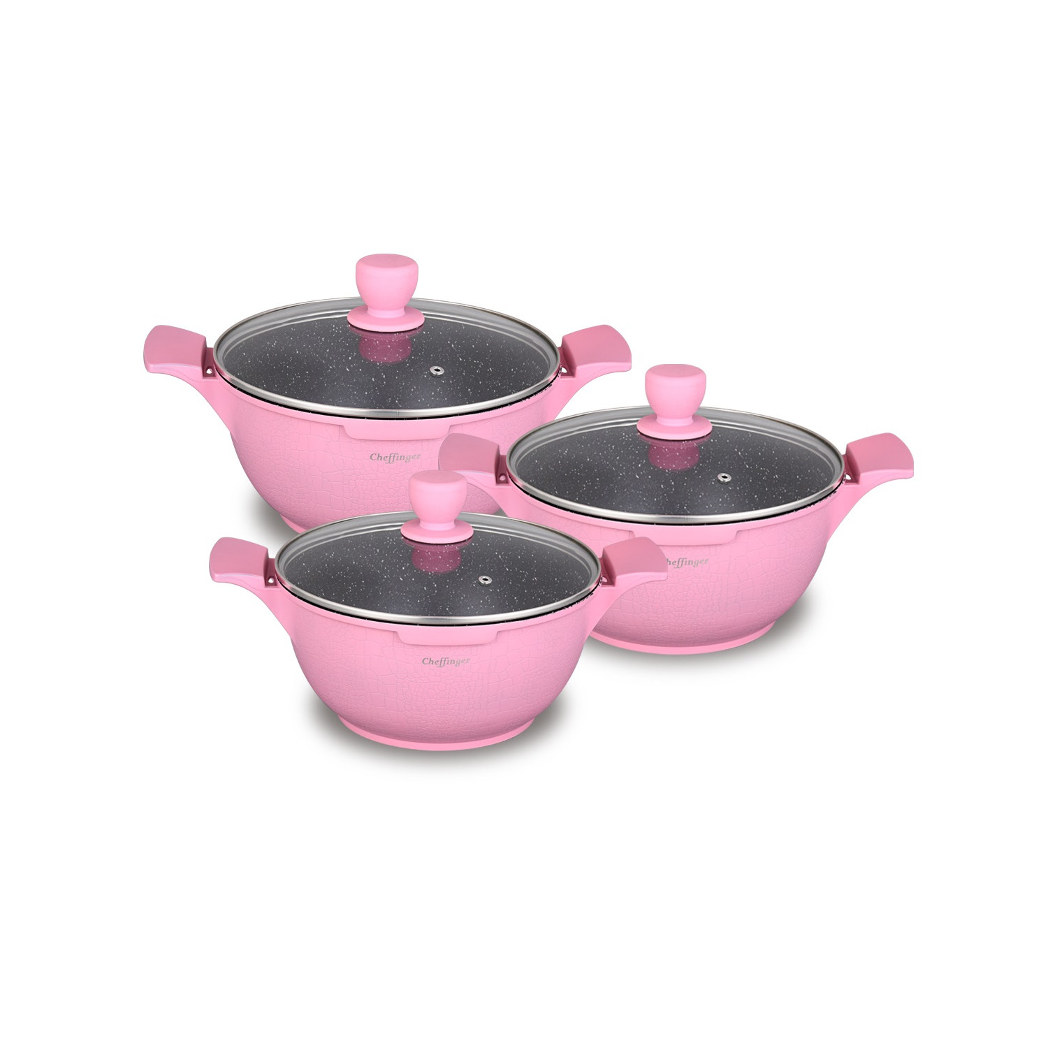 Drei rosa Kochtöpfe mit Glasdeckeln. Sie sind in verschiedenen Größen und auf weißem Untergrund.