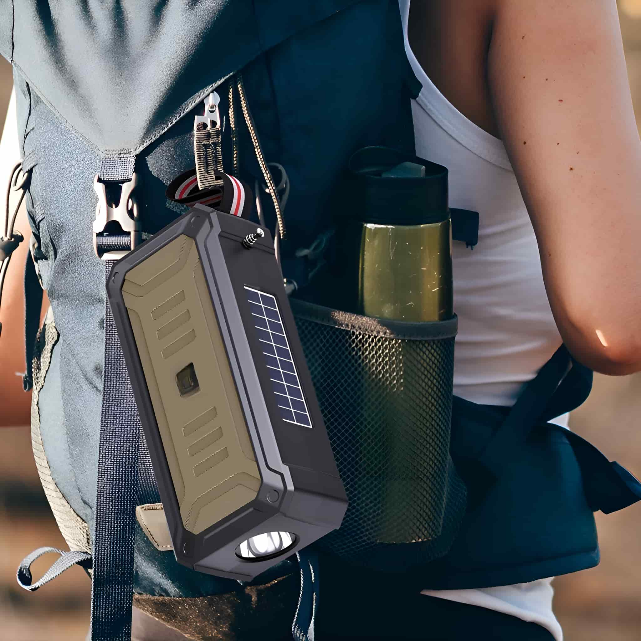 Eine Person mit Rucksack, Taschenlampe und Wasserflasche, in natürlicher Umgebung.