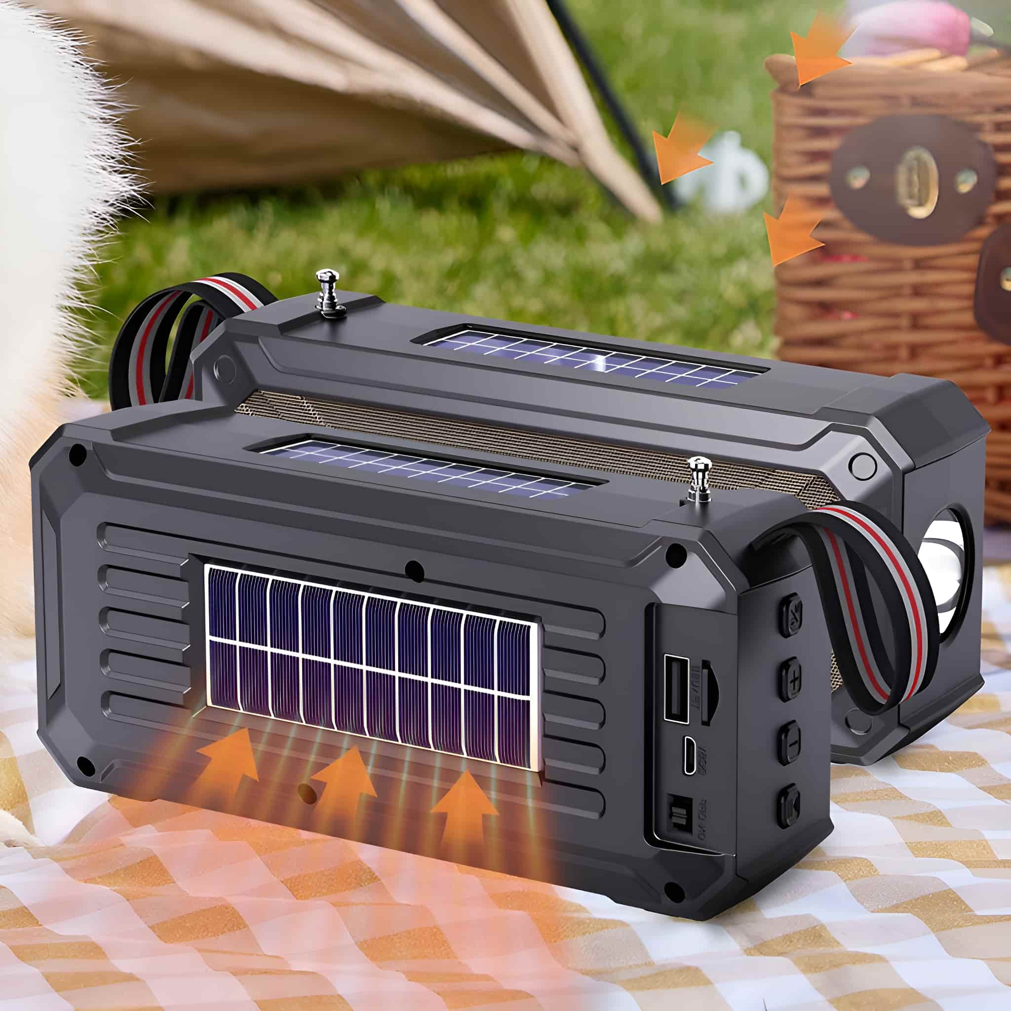 Zwei schwarze Solarlautsprecher auf einer karierten Decke, mit orangefarbenen Pfeilen nach oben zeigend.