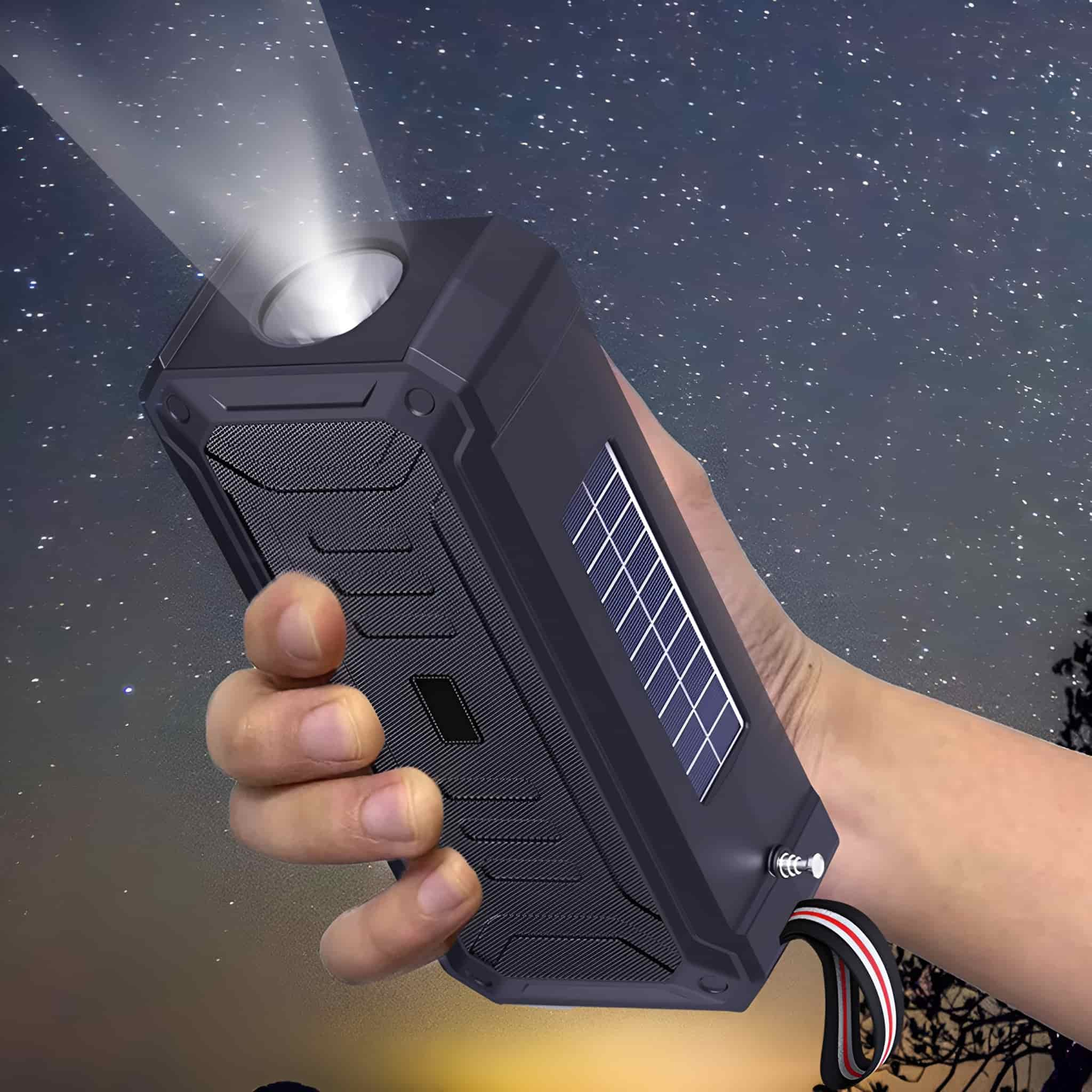 Hand hält eine Taschenlampe mit hellem Strahl. Die Taschenlampe hat ein Solarpanel und ist schwarz.