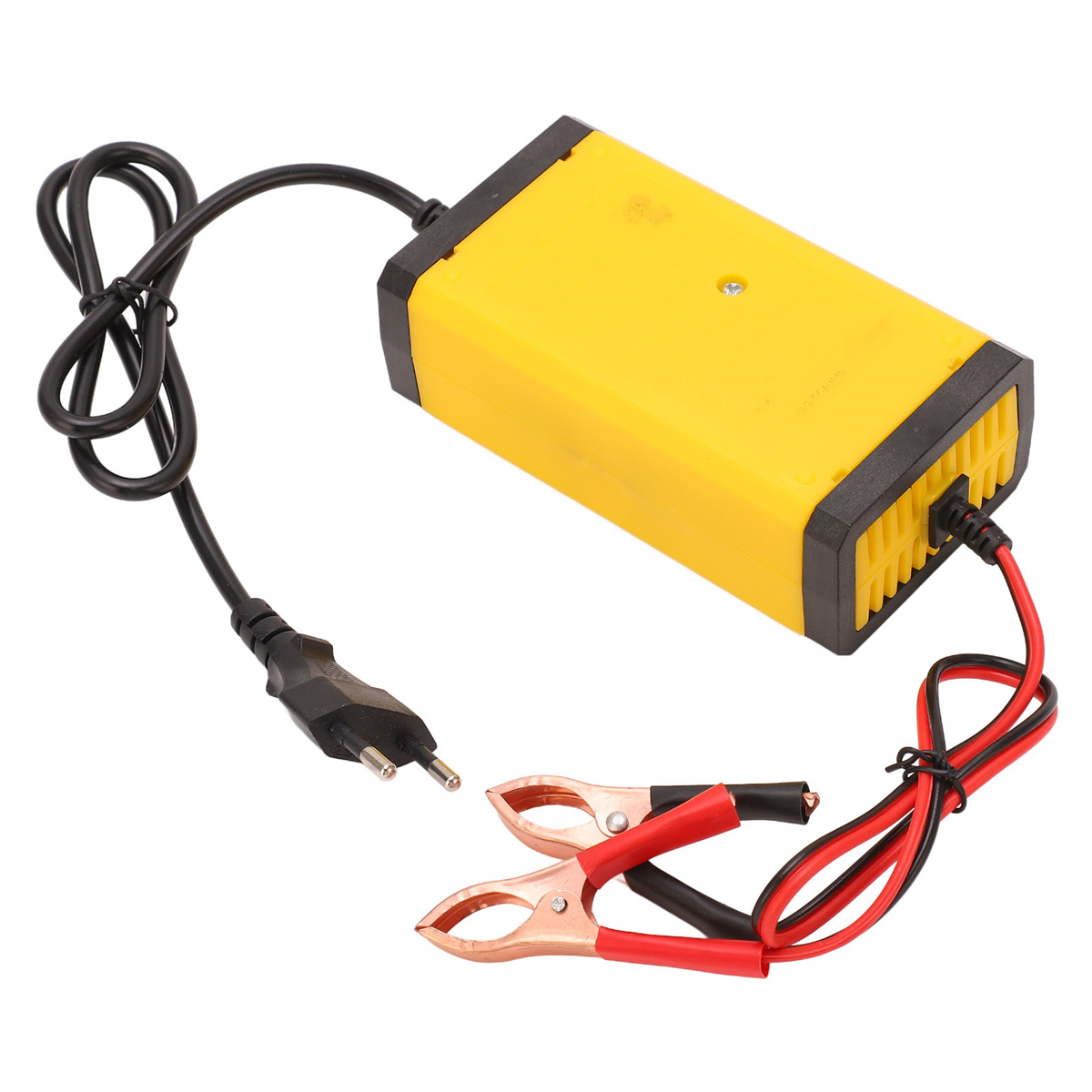 Gelbes Batterieladegerät mit schwarzen Kabeln und Klemmen. Stecker ist sichtbar. Weißer Hintergrund.