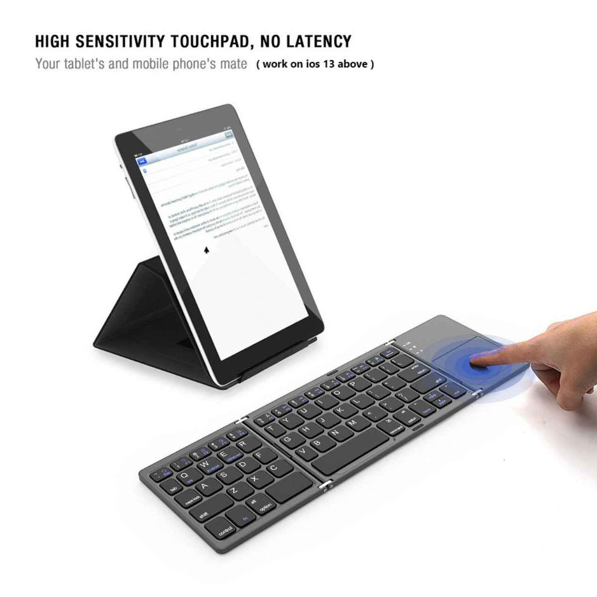 Faltbare Tastatur mit Touchpad. Ein Tablet ruht im Hintergrund auf einem Ständer.