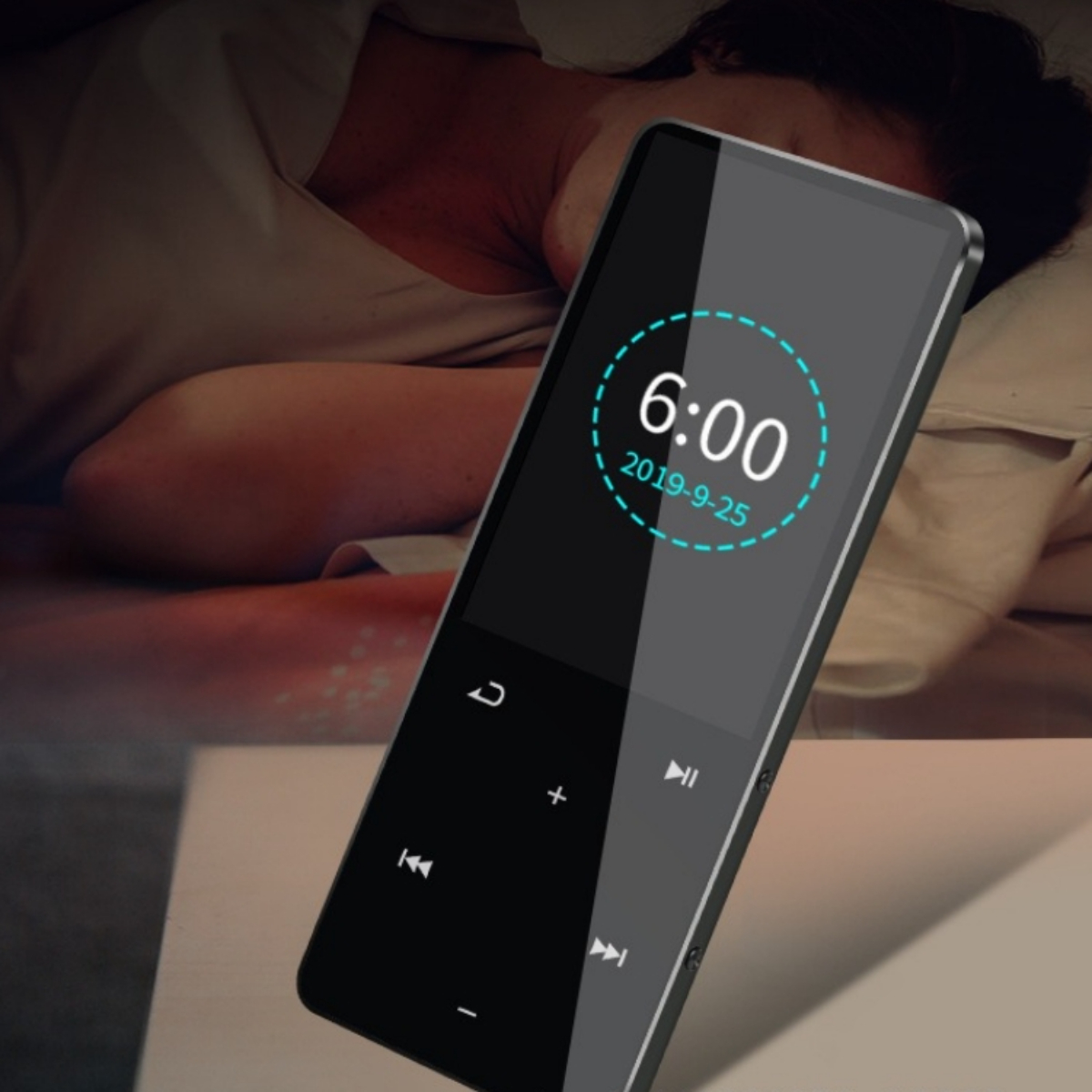 Schwarzer digitaler Audioplayer zeigt 6:00 und 2019-9-25. Eine Person ist im Hintergrund.