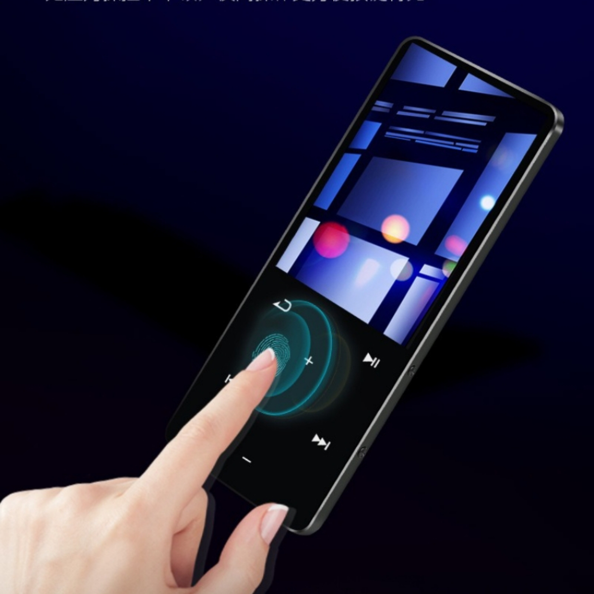 Eine Hand berührt einen Telefonbildschirm. Der Bildschirm zeigt blaue und schwarze Designs.