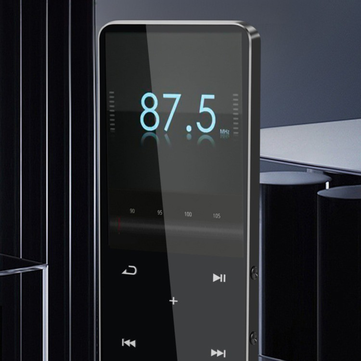 Schwarzer digitaler Audioplayer mit Bildschirm, der Zahlen und Tasten anzeigt.
