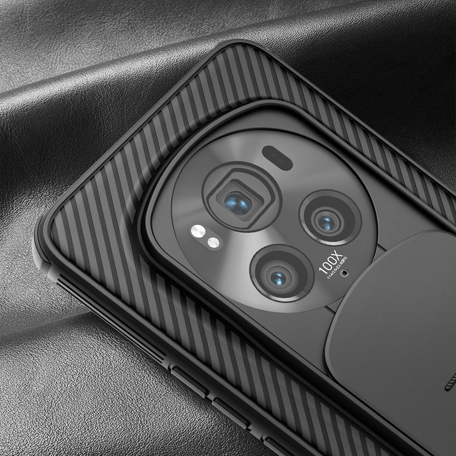 Primo piano della fotocamera di un telefono nero con tre lenti e una custodia nera a fantasia.