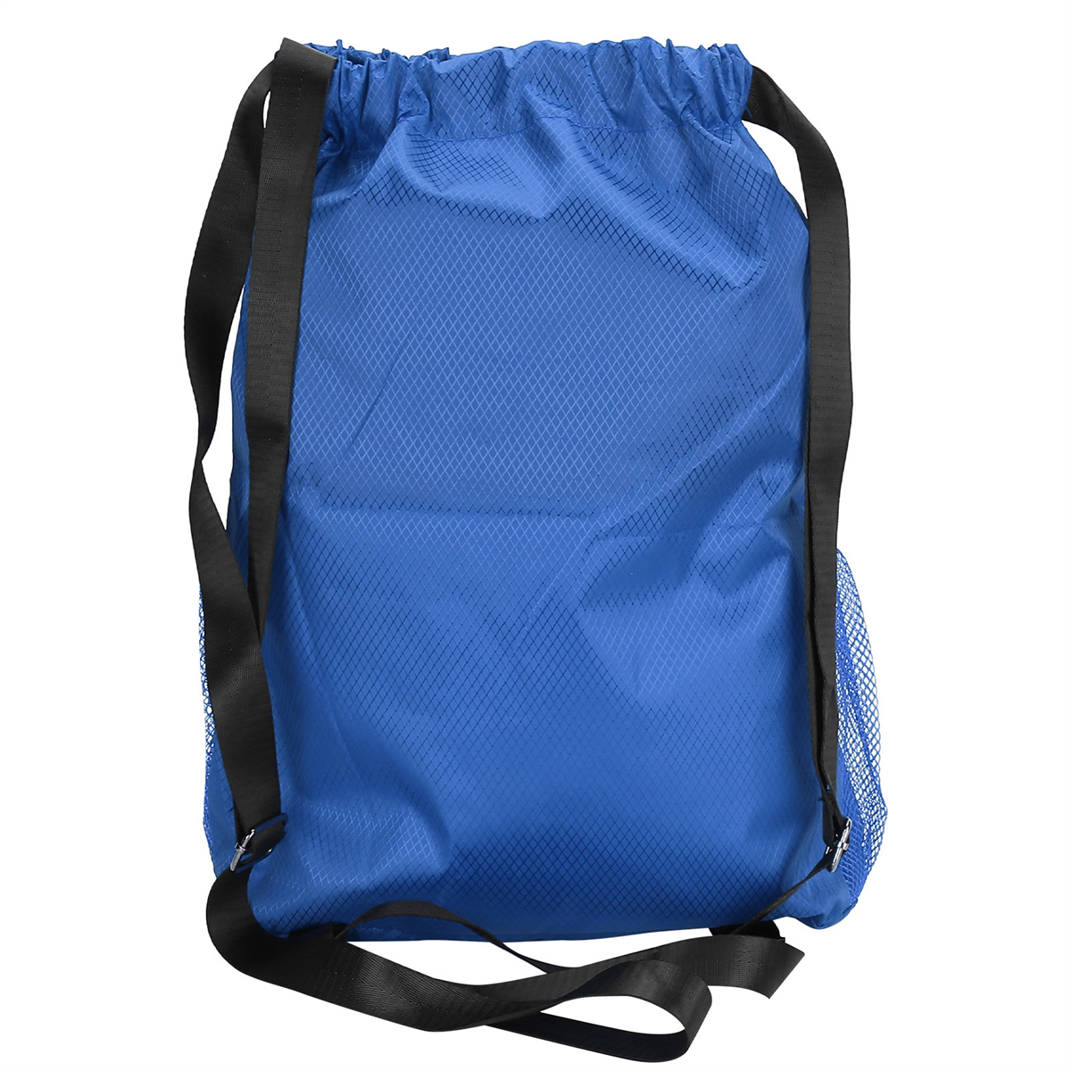 Blauer Rucksack mit Kordelzug und schwarzen Trägern. Weißer Hintergrund.