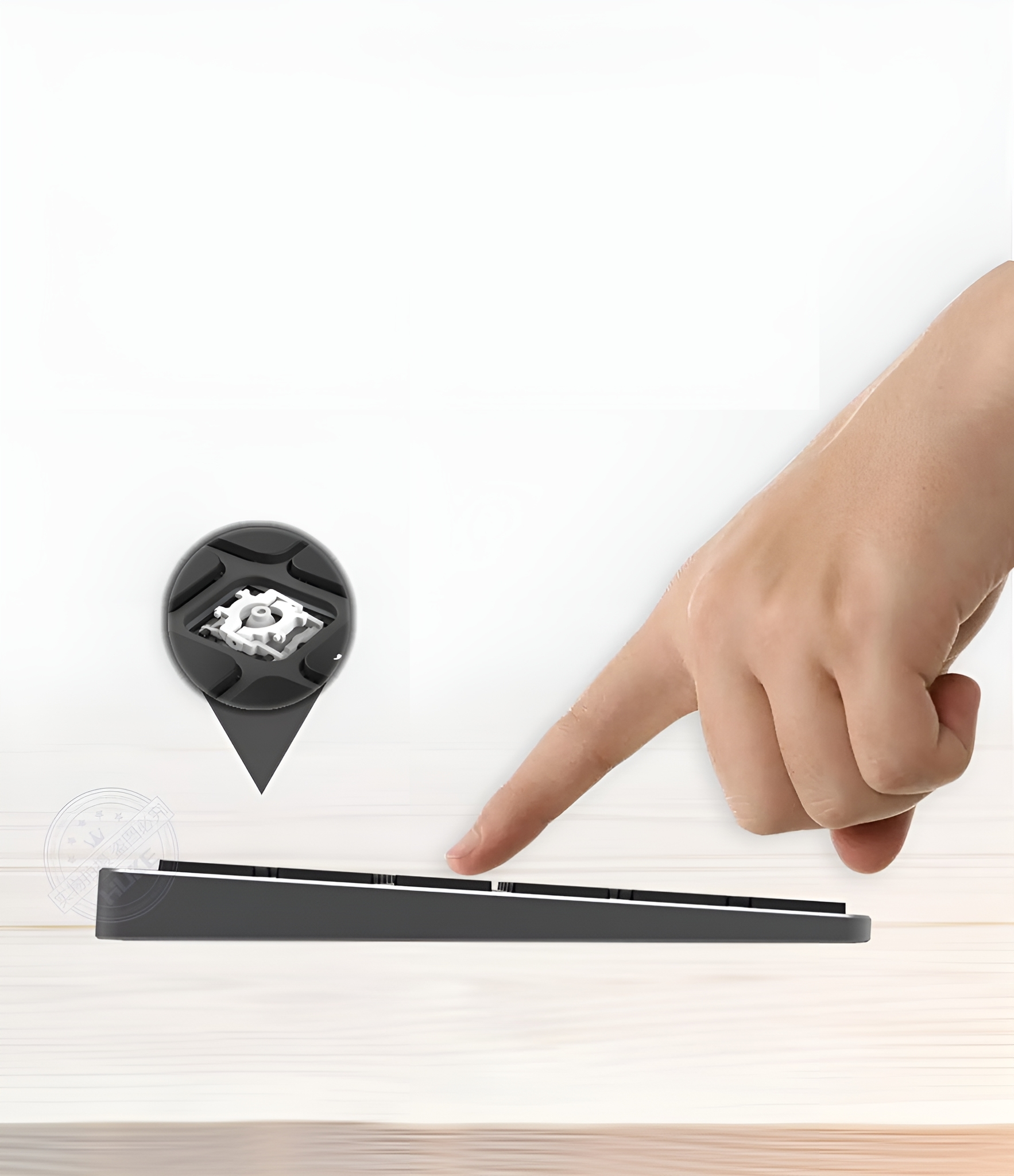 Finger berührt einen mechanischen Tastaturschalter.