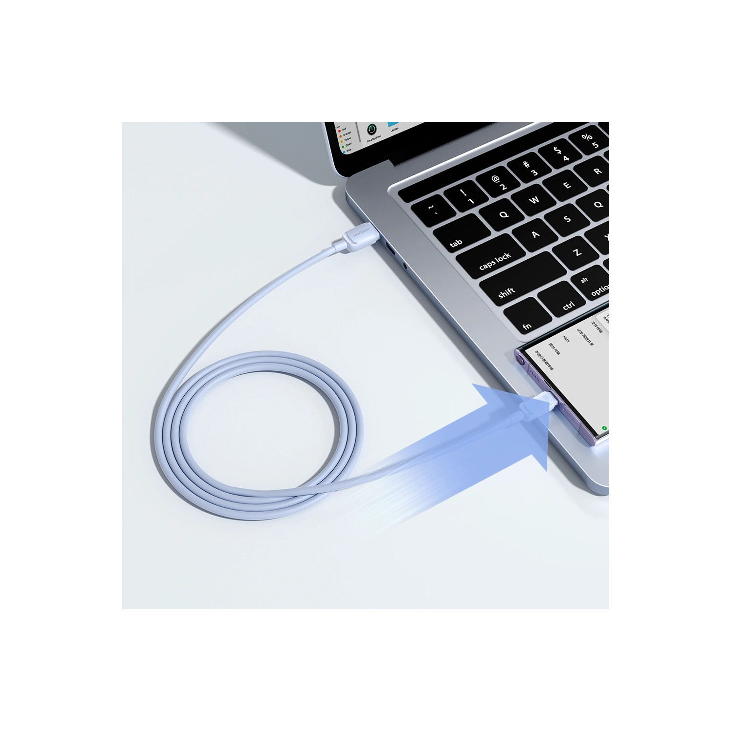 Laptop mit einem Telefon verbunden, mit hellblauem Kabel. Weißer Hintergrund.
