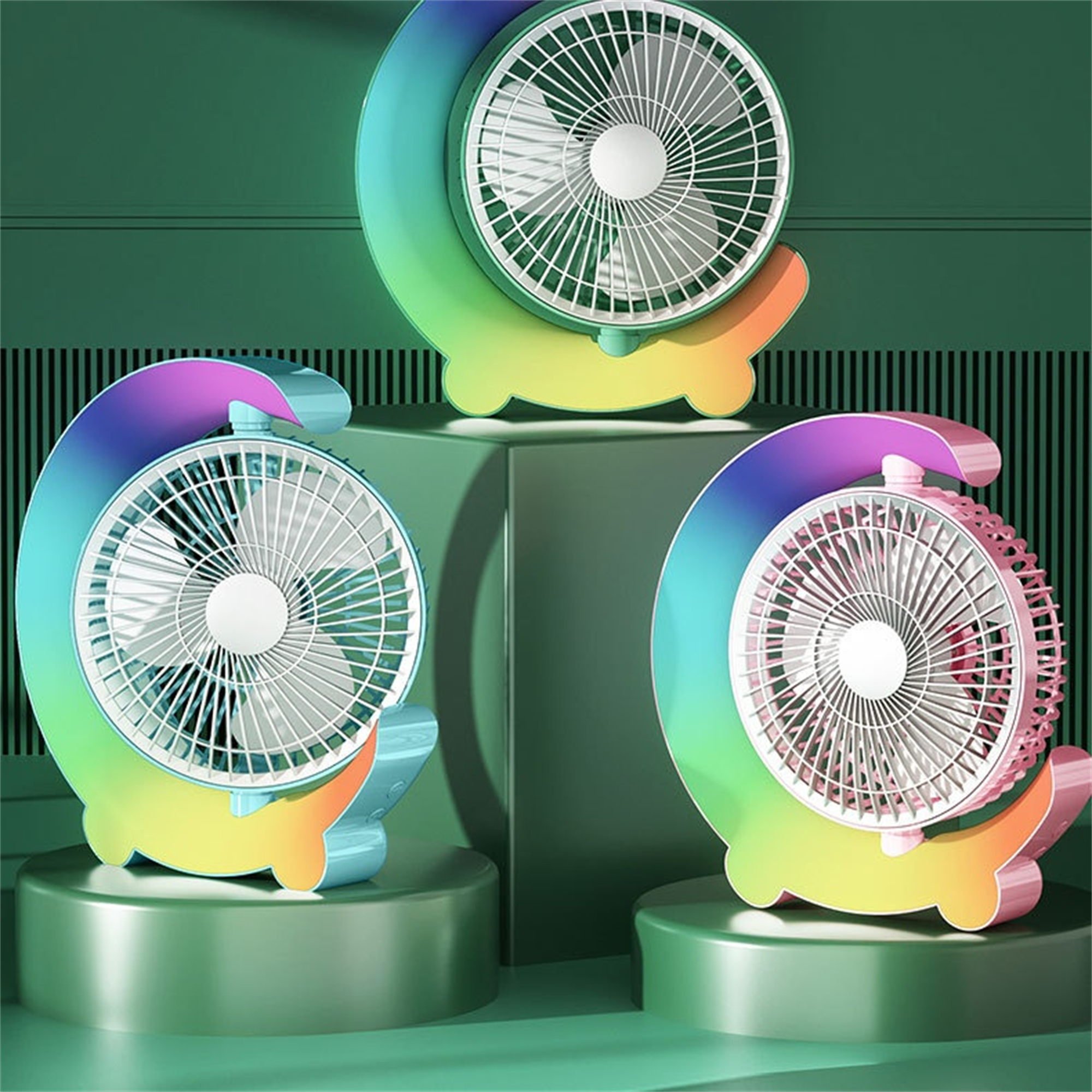 Drei bunte Ventilatoren, jeder mit einem einzigartigen, regenbogenfarbenen Rahmen und Lüfterblättern.