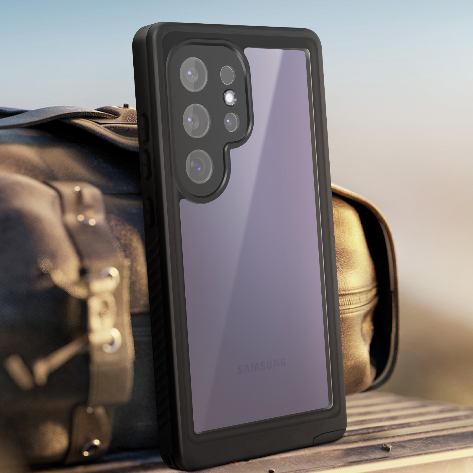 Custodia nera per telefono su tavolo, borsa in pelle sfocata sullo sfondo. La custodia mostra una fotocamera.