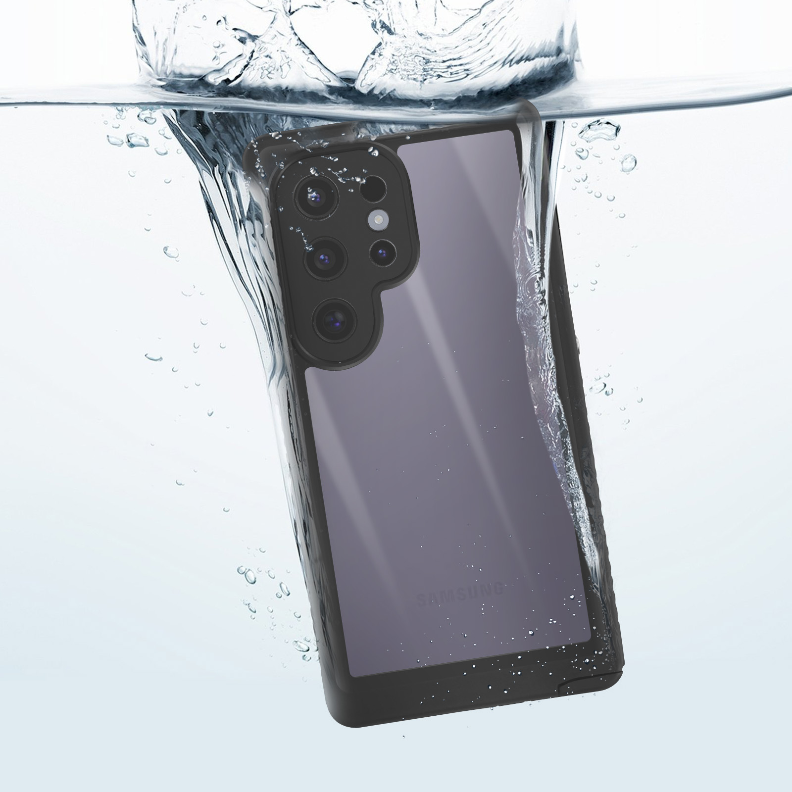 Telefono in una custodia trasparente immerso nell'acqua. Bolle visibili.