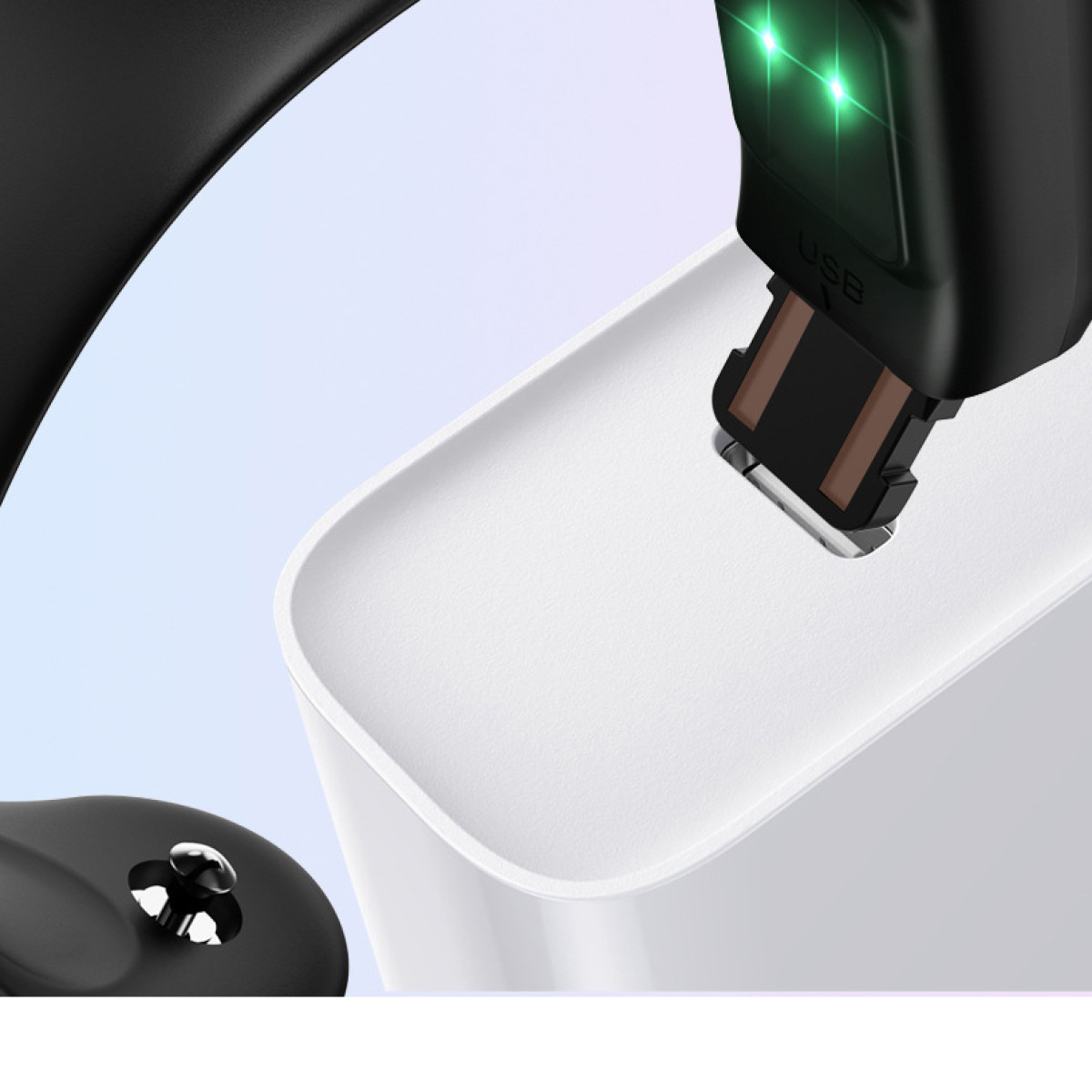 Czarny smartwatch ładuje się za pomocą złącza USB, zbliżenie.