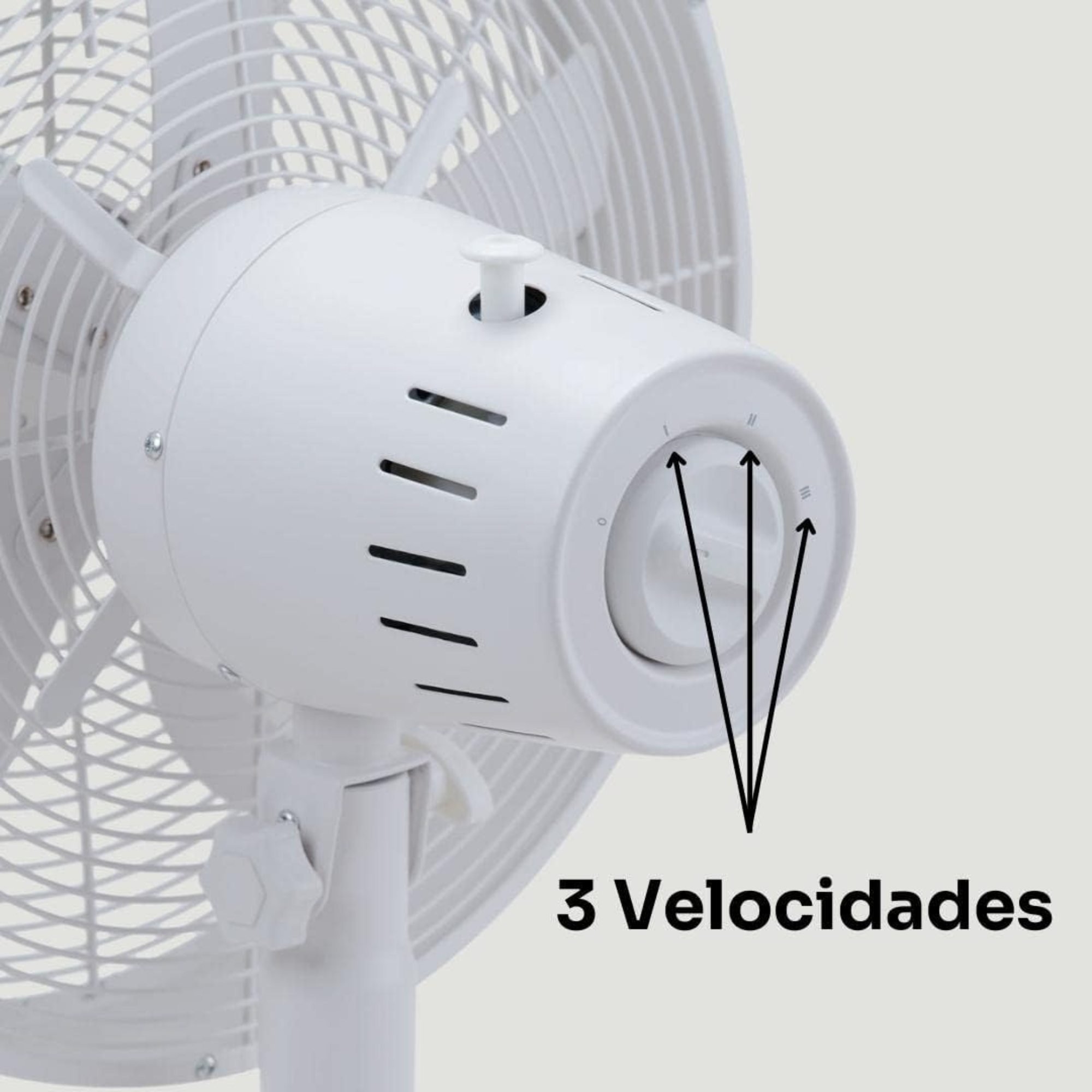 Trasmettitore FM per auto con schermo e Bluetooth, due porte USB e un cavo di ricarica.