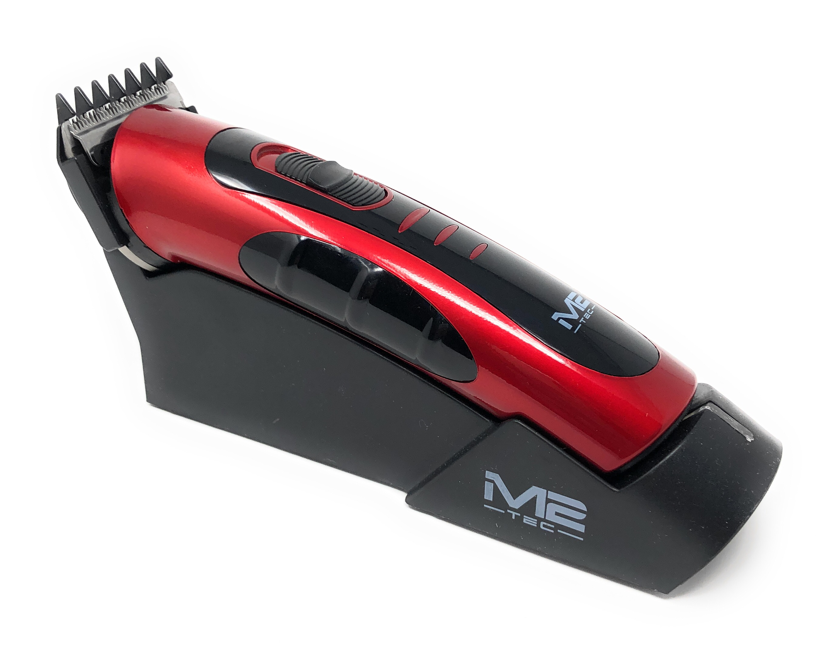 Ein rot-schwarzer Haarschneider auf einem schwarzen Ständer auf weißem Untergrund. Die Marke ist 'M2 TEC'.