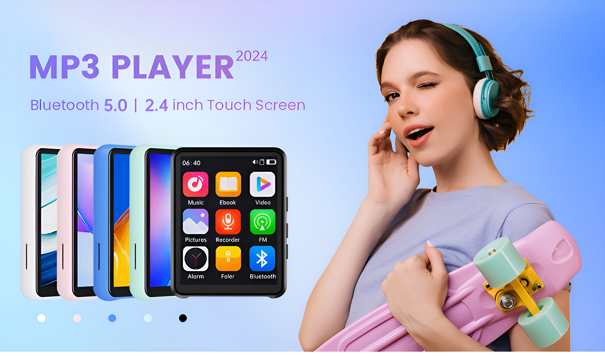 Frau mit Kopfhörern hält MP3-Player und pinkes Skateboard, mehrere farbige Geräte.
