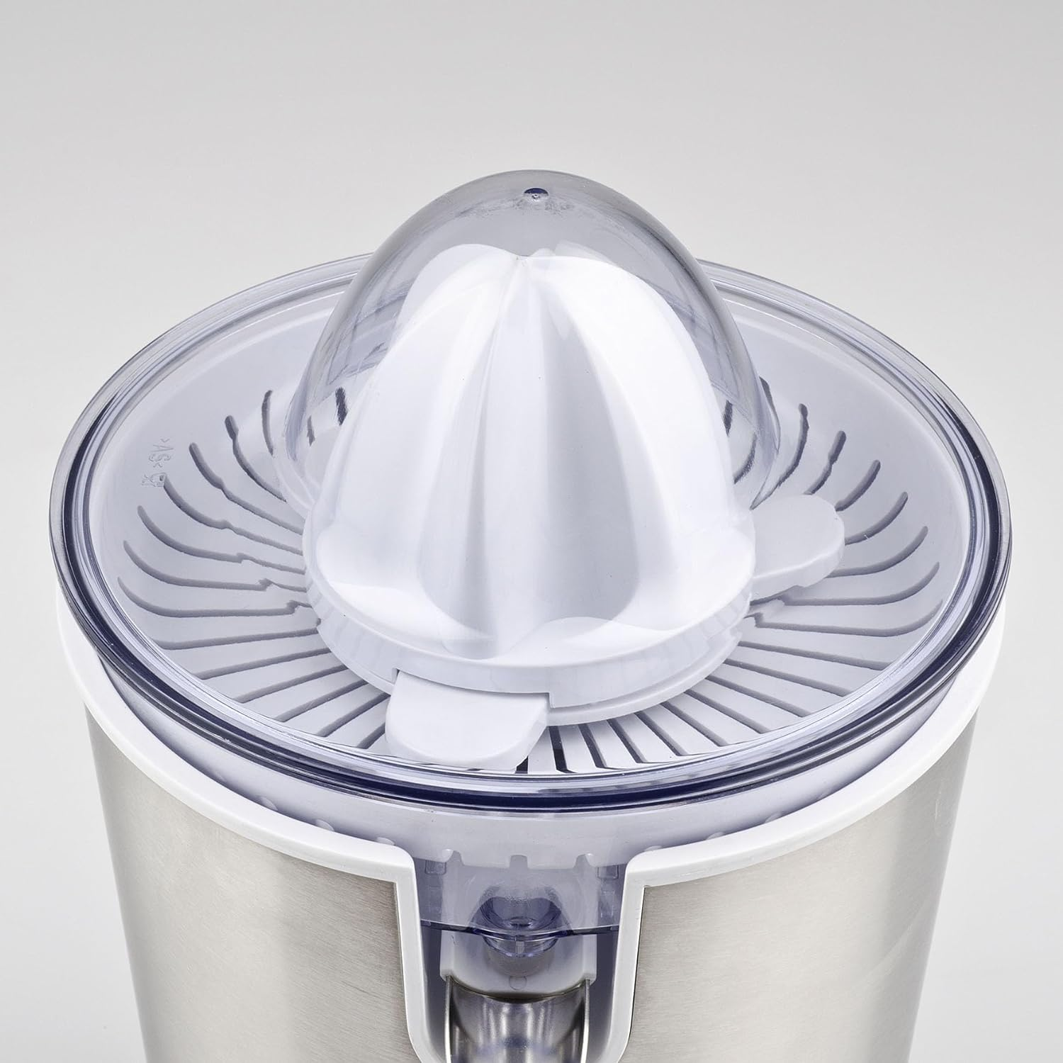 Wyiskacz do cytrusów ze stali nierdzewnej z białym rozwiertakiem i przezroczystą pokrywą.