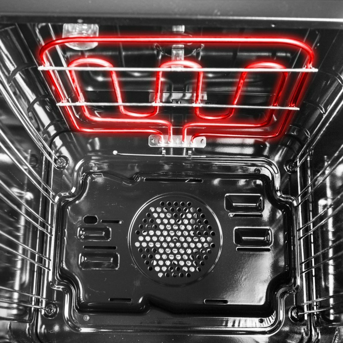 Een oveninterieur met een rood verwarmingselement bovenop.